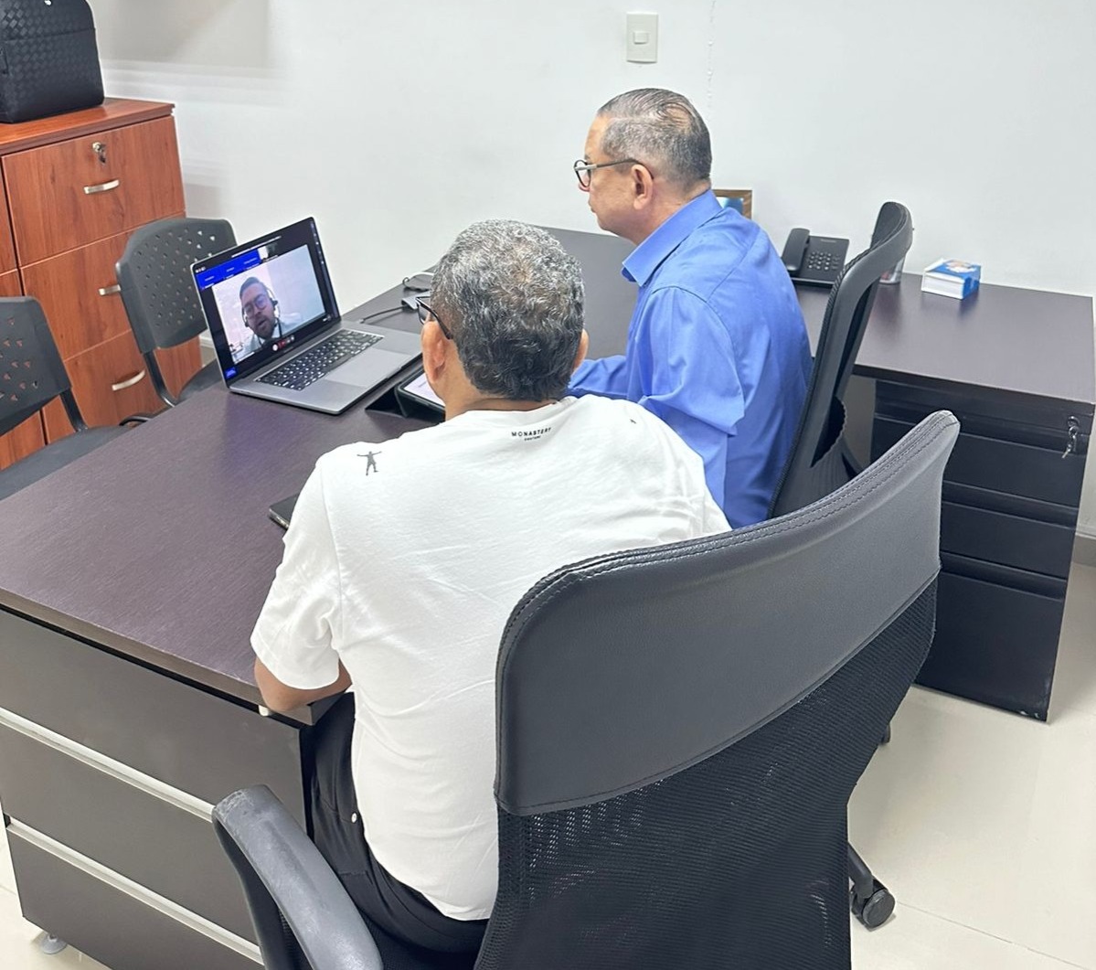 El abogado  Alait Freja Calao con su representado Luis Manuel Díaz. 