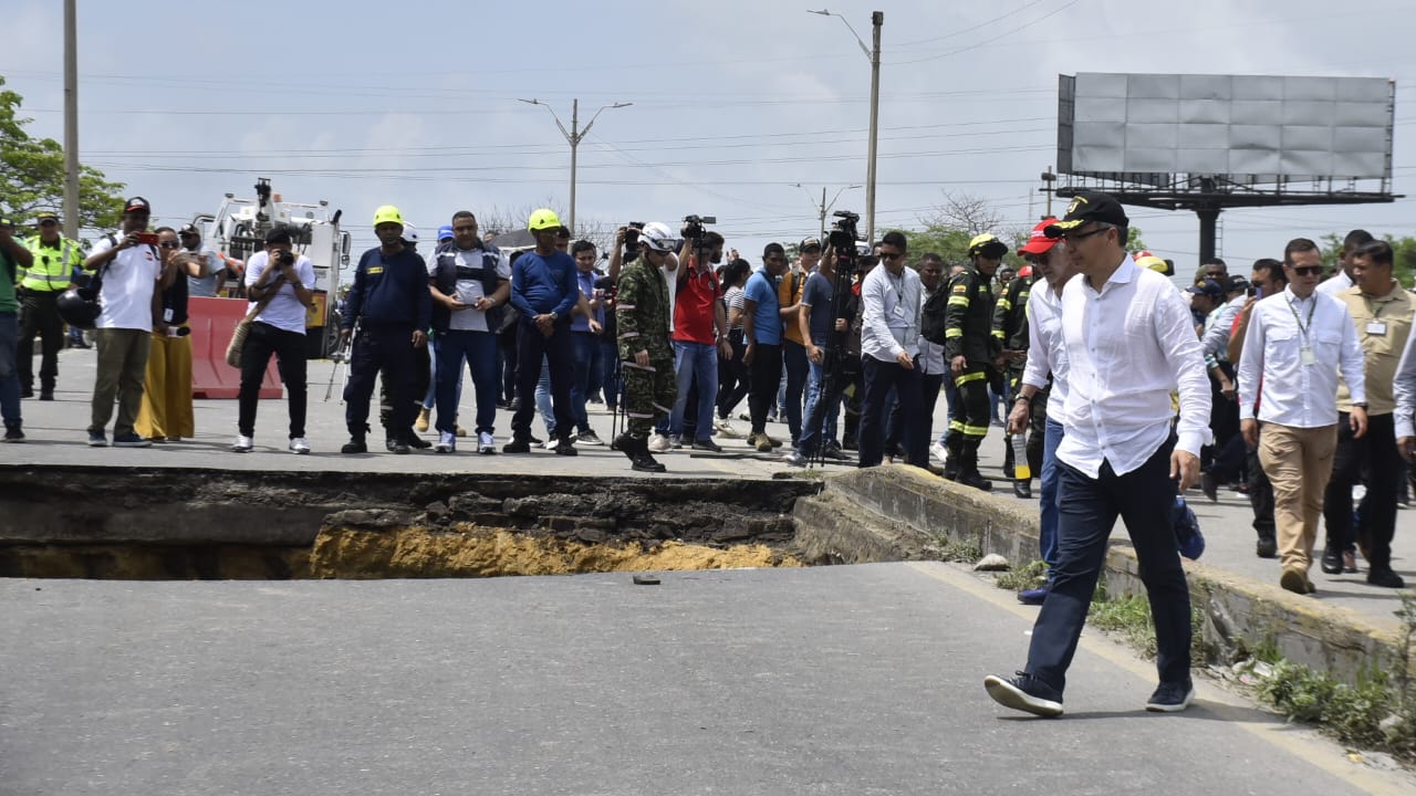 Ministro de Transporte, el Gobernador y la Alcaldesa de Soledad en el sitio de la tragedia