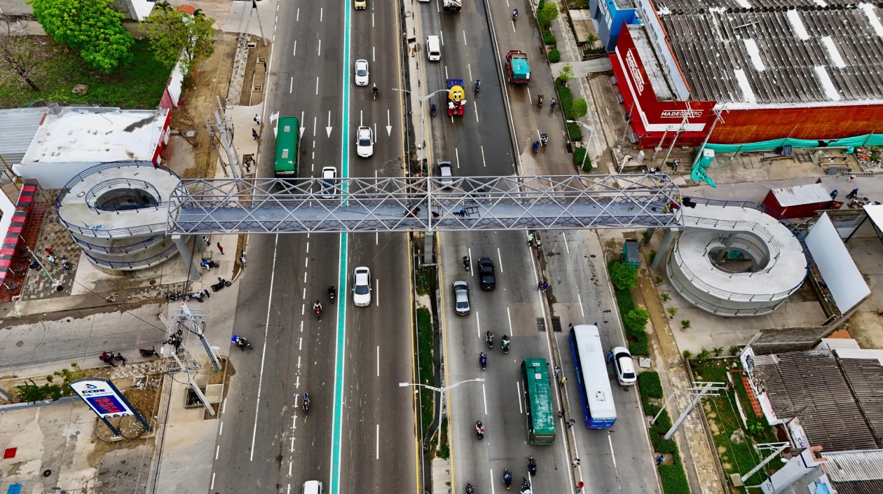 El puente peatonal en la Circunvalar a la altura de la carrera 31.