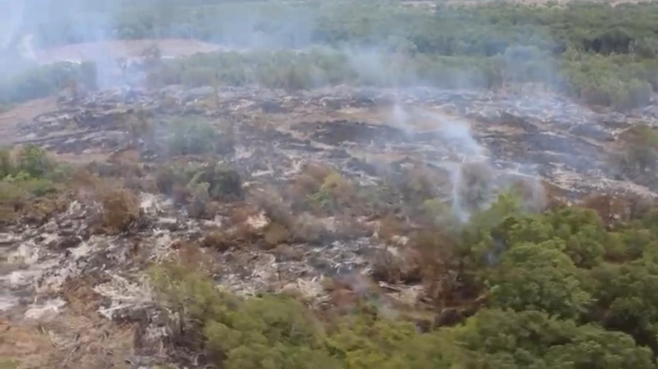 Toma aérea del incendio en el Parque Isla Salamanca.