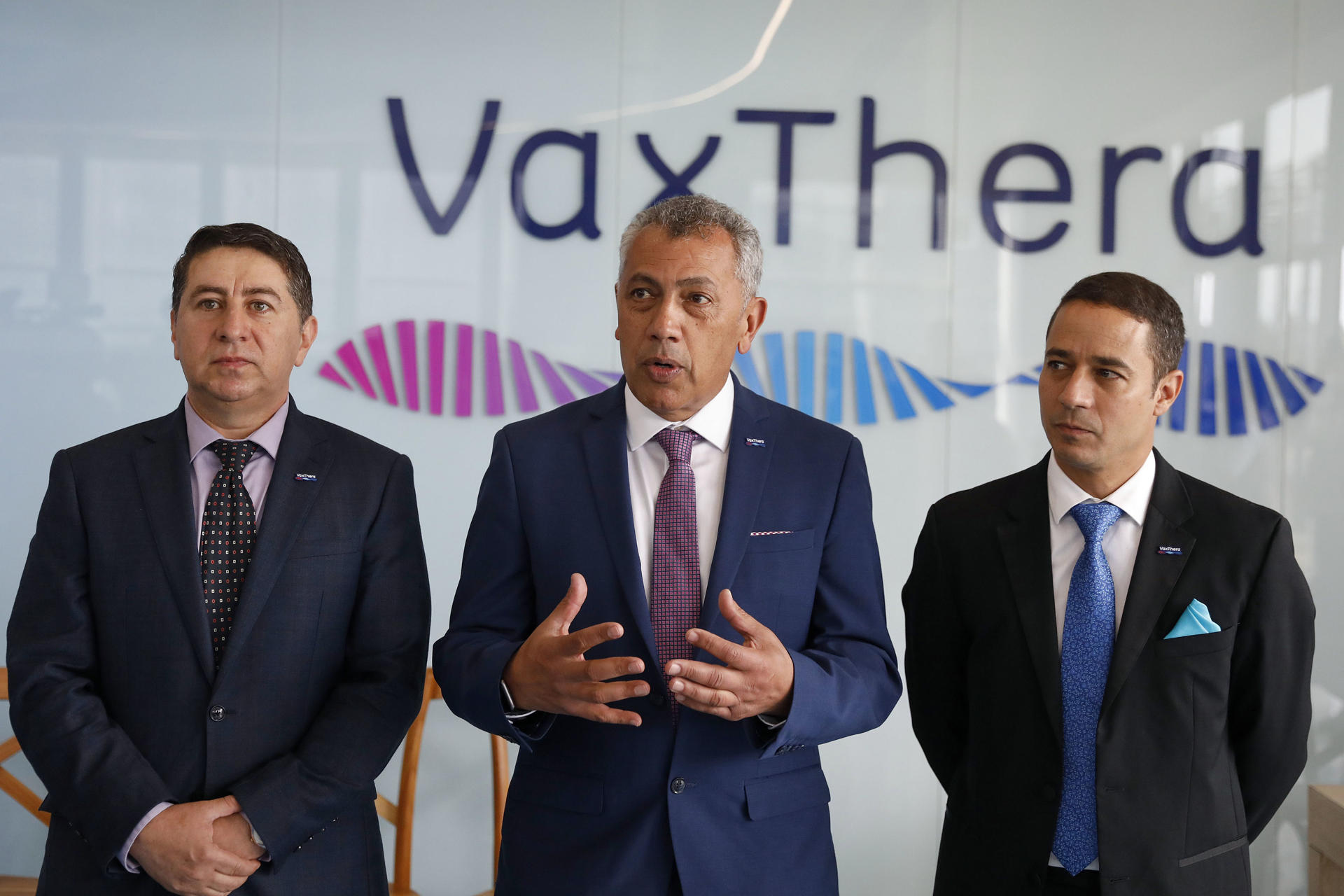 El director de la planta, Juan Noreña; el presidente Jorge Osorio, y el vicepresidente, Juan Pablo Hernández.