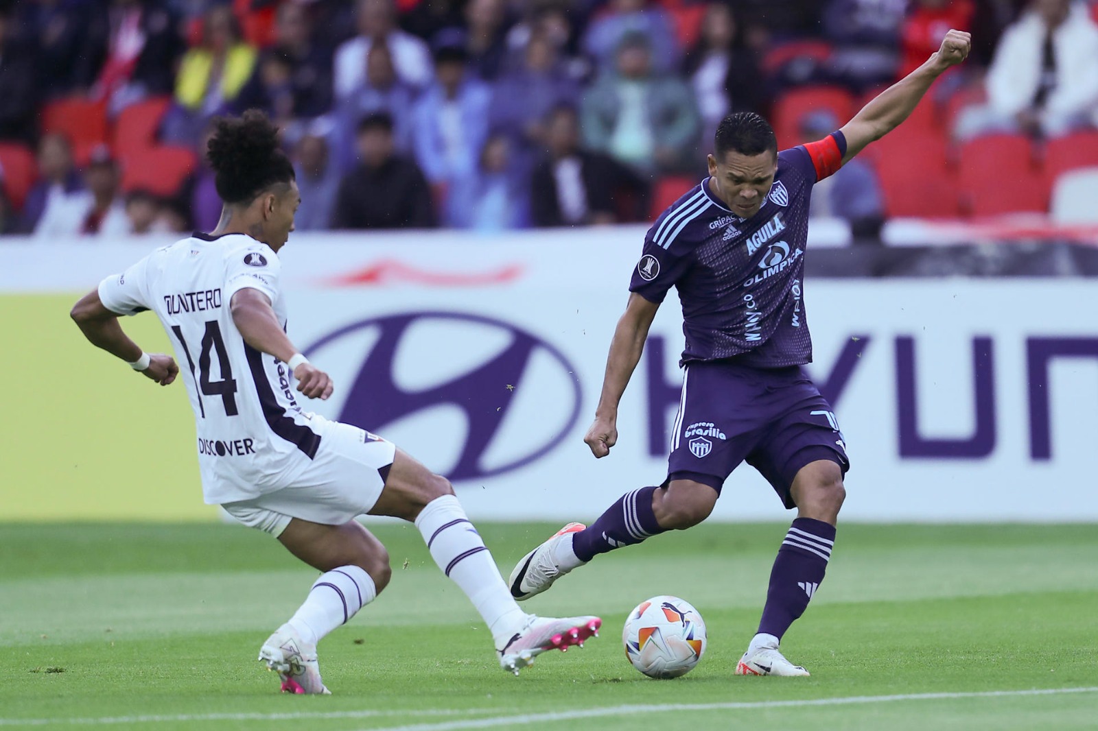 Carlos Bacca participó en el gol que le dio el triunfo a Junior en Quito. .