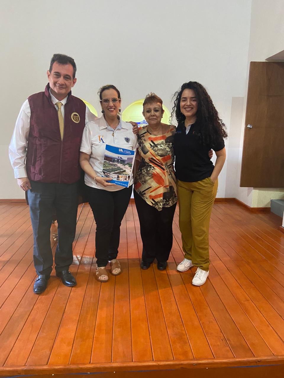 Yamira Rodríguez y Zeidy Bornacelli con el maestro Jorge Aguirre y Alejandra Aguirre luego de la firma del convenio