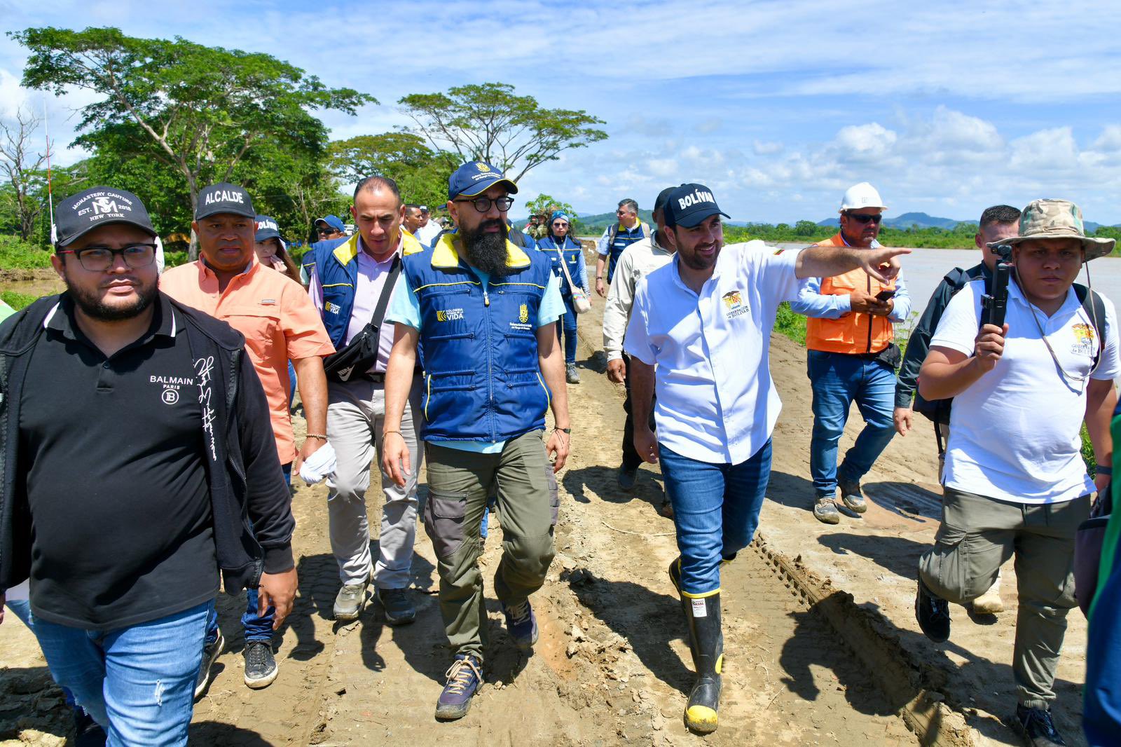 El director de la UNGRD, Carlos Carrillo, y el gobernador de Bolívar, Yamil Arana, en San Jacinto del Cauca