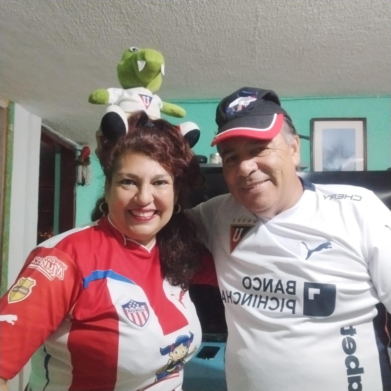 La pareja de esposos verán el partido de Liga y Junior por televisión. 