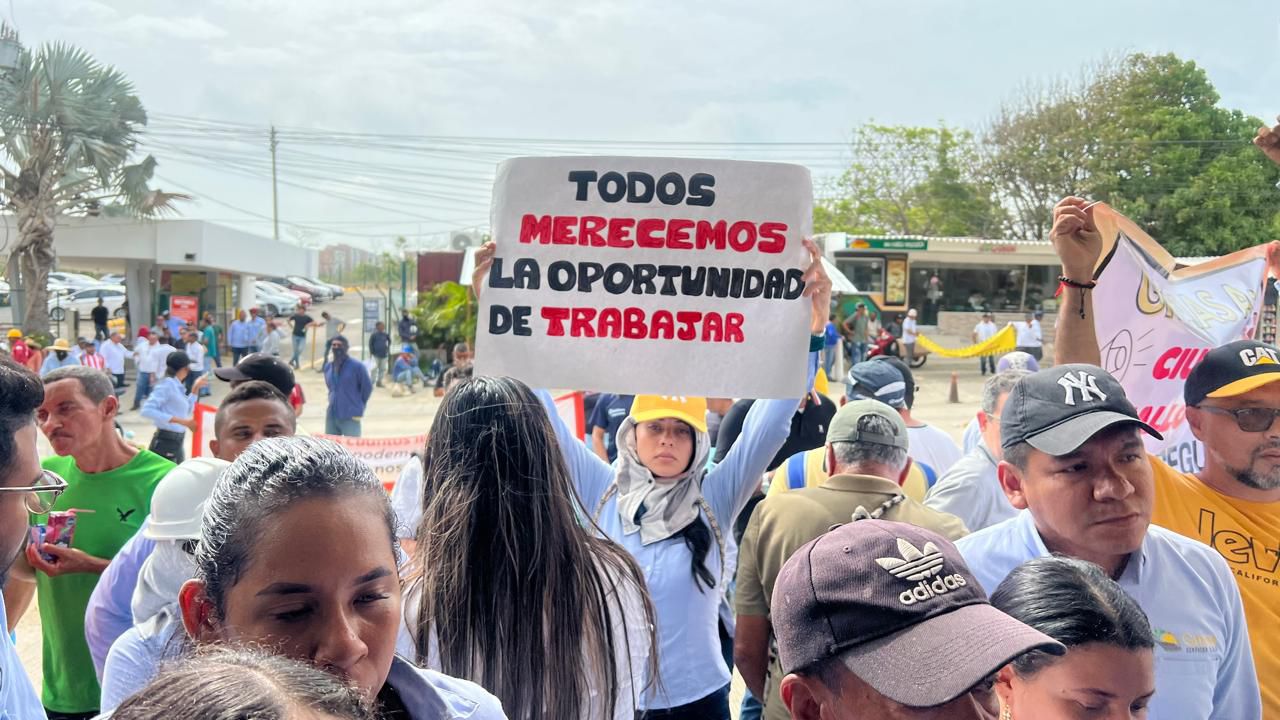 Trabajadores de los distintos conjuntos residenciales reclamaron su derecho al empleo.