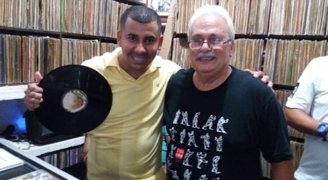 El intérprete salsero Felo Barrio posa junto a un DJ de la caseta Mar de Sol de Puerto Colombia