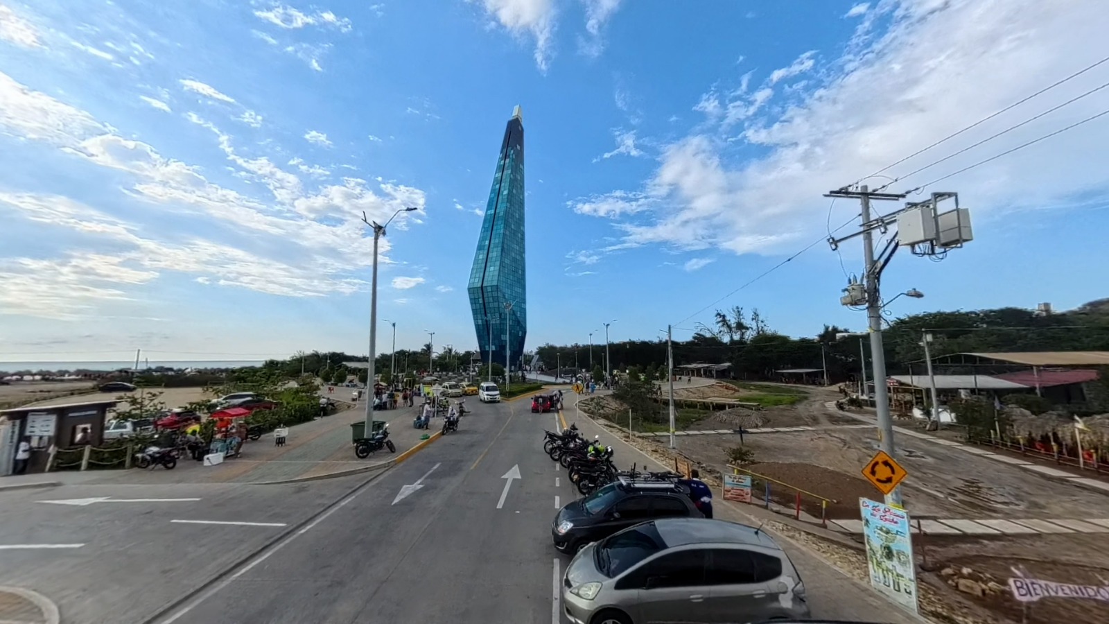 El parqueo que fue habilitado en una de las calzadas de la vía de acceso al monumento