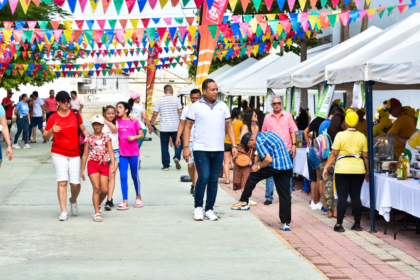 El evento reúne a decenas de familias barranquilleras alrededor de la buena gastronomía