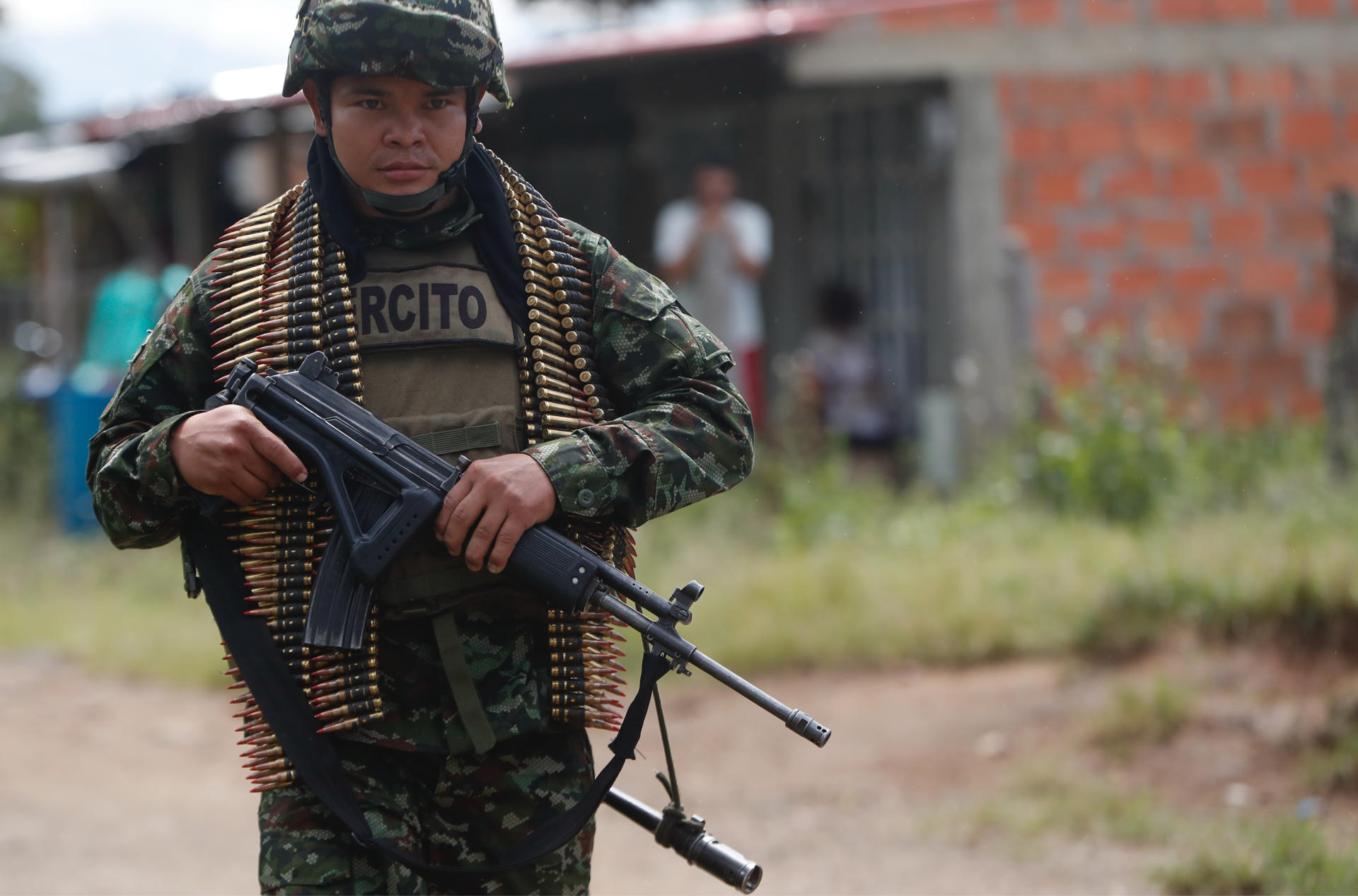 Un militar patrulla cerca de la estación de Policía que fue hostigada por disidentes de las FARC este lunes, en Morales, Cauca.