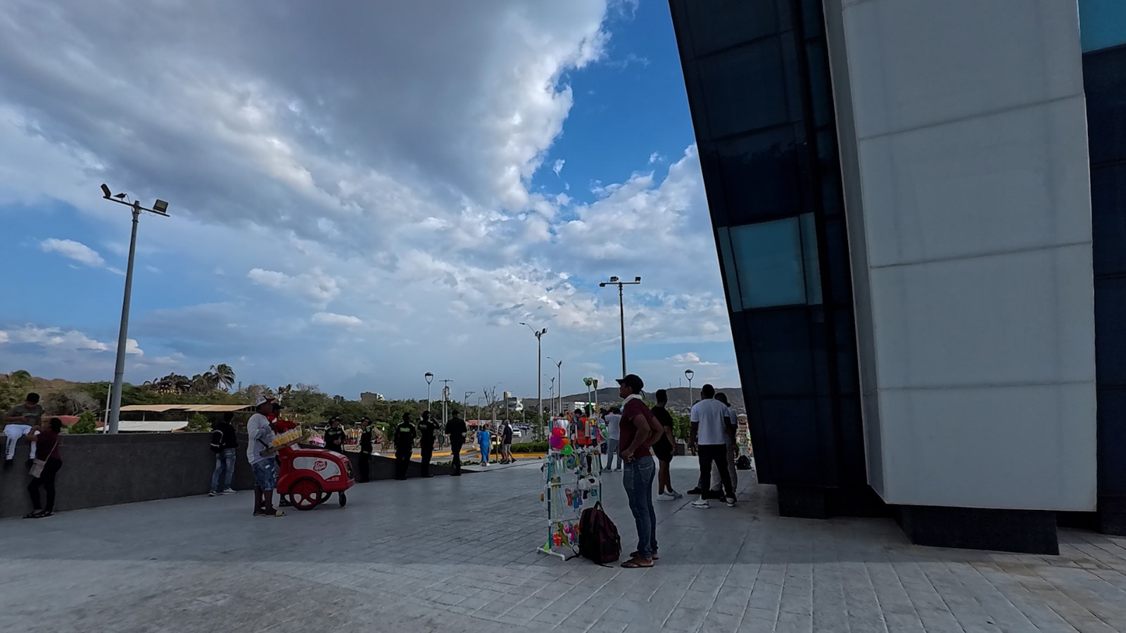 Vendedores ambulantes y estacionarios alrededor de la 'Ventana de Sueños'