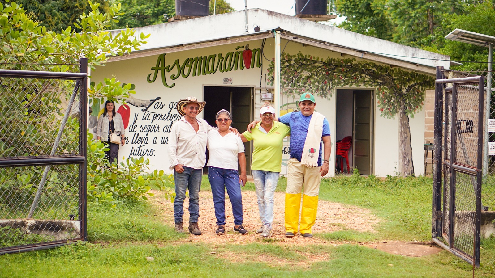 Campesinos beneficiados con los predios.