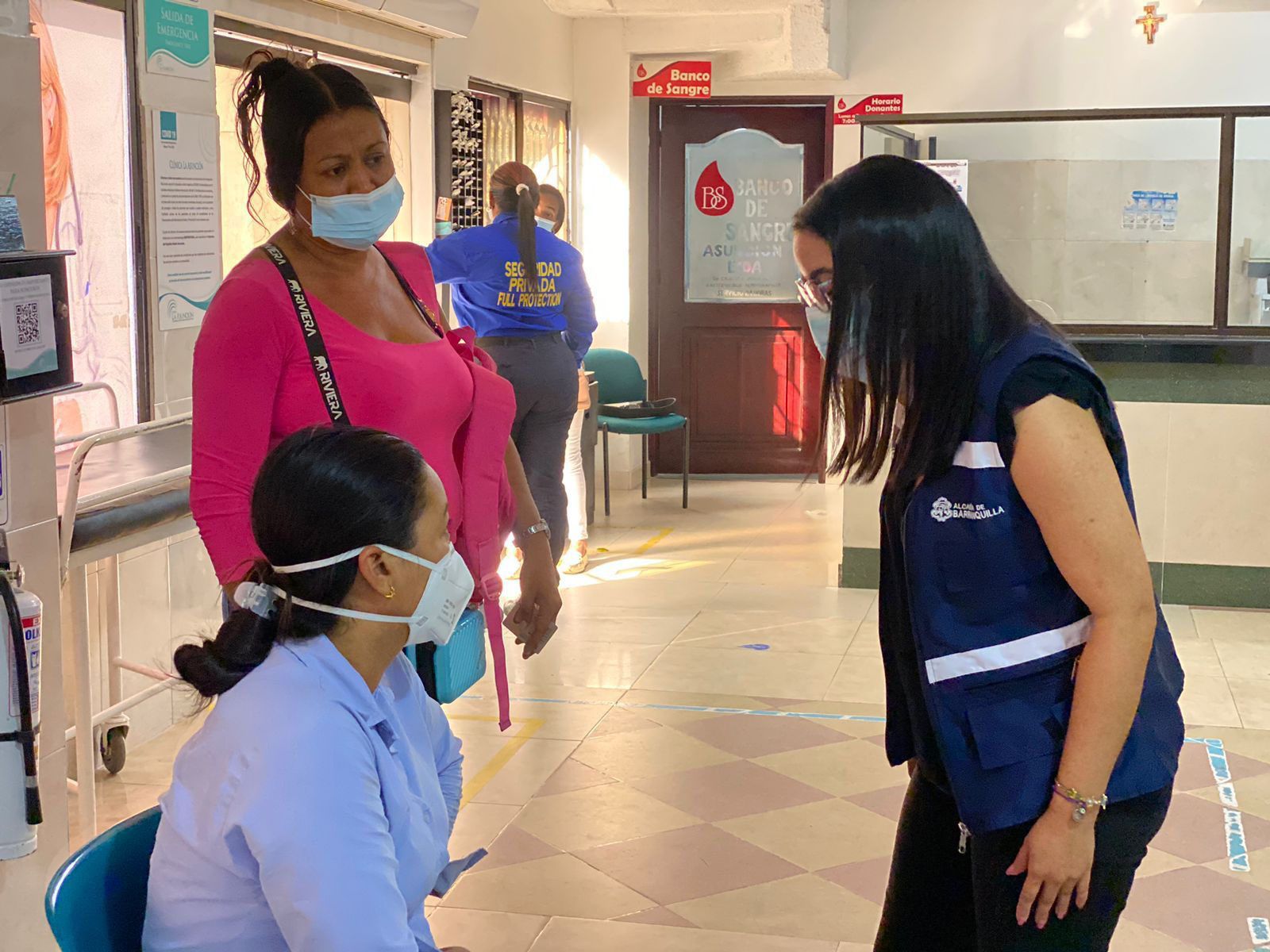 La secretaria de salud en una visita a Caminos de Barranquilla