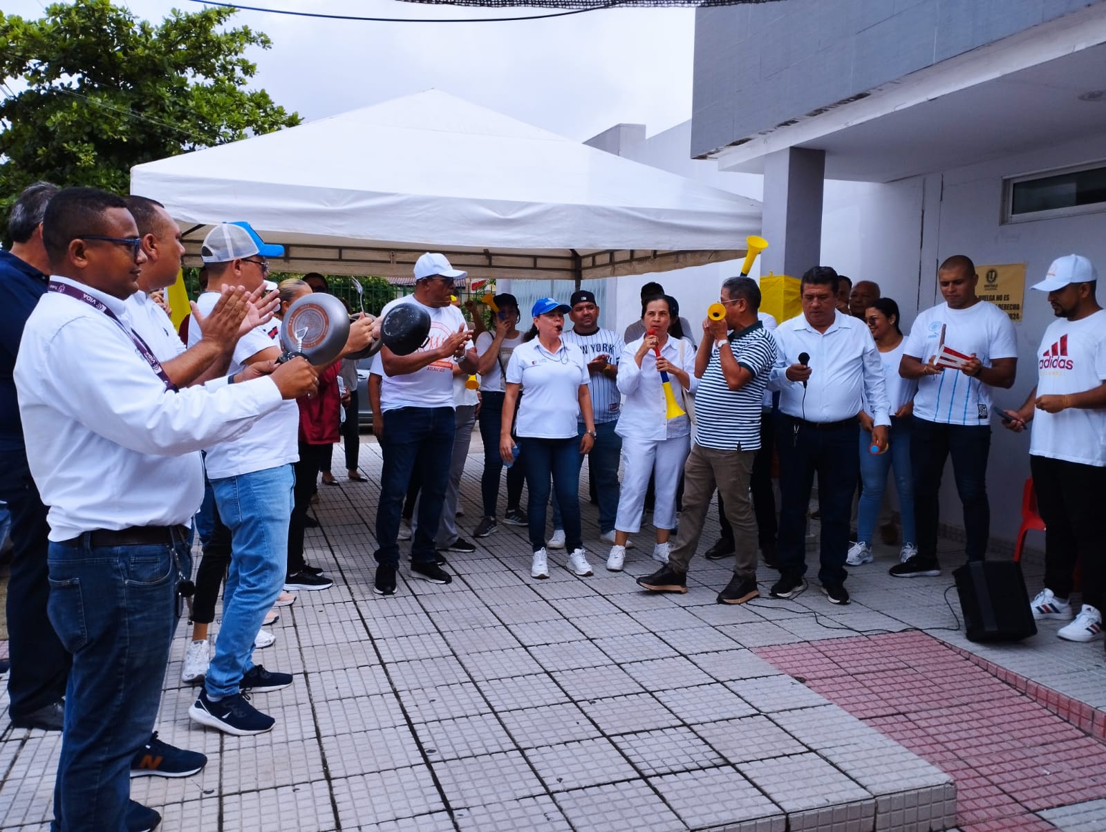Cacerolazo a las afueras de la sede de MinTrabajo, en Barranquilla.