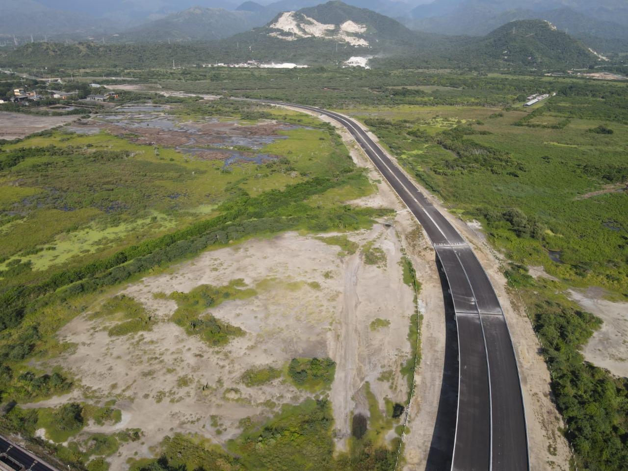 Foto aérea de la Variante de Ciénaga que ya tiene construidos 4 kilómetros de doble calzada y el puente Ferrocarril de 508 metros.