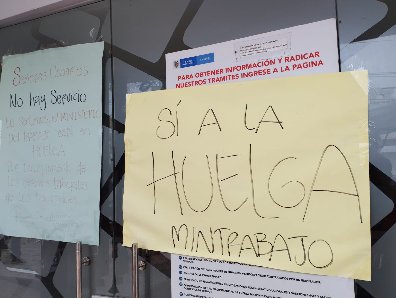 Carteles pegados en la fachada de MinTrabajo, en Barranquilla. 