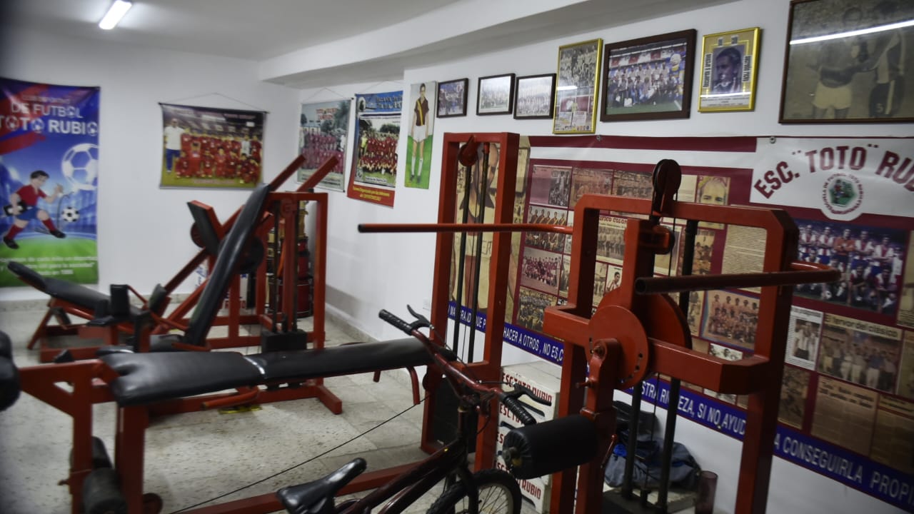 Gimnasio y mural en el interior de la sede de la Escuela de Fútbol Toto Rubio.