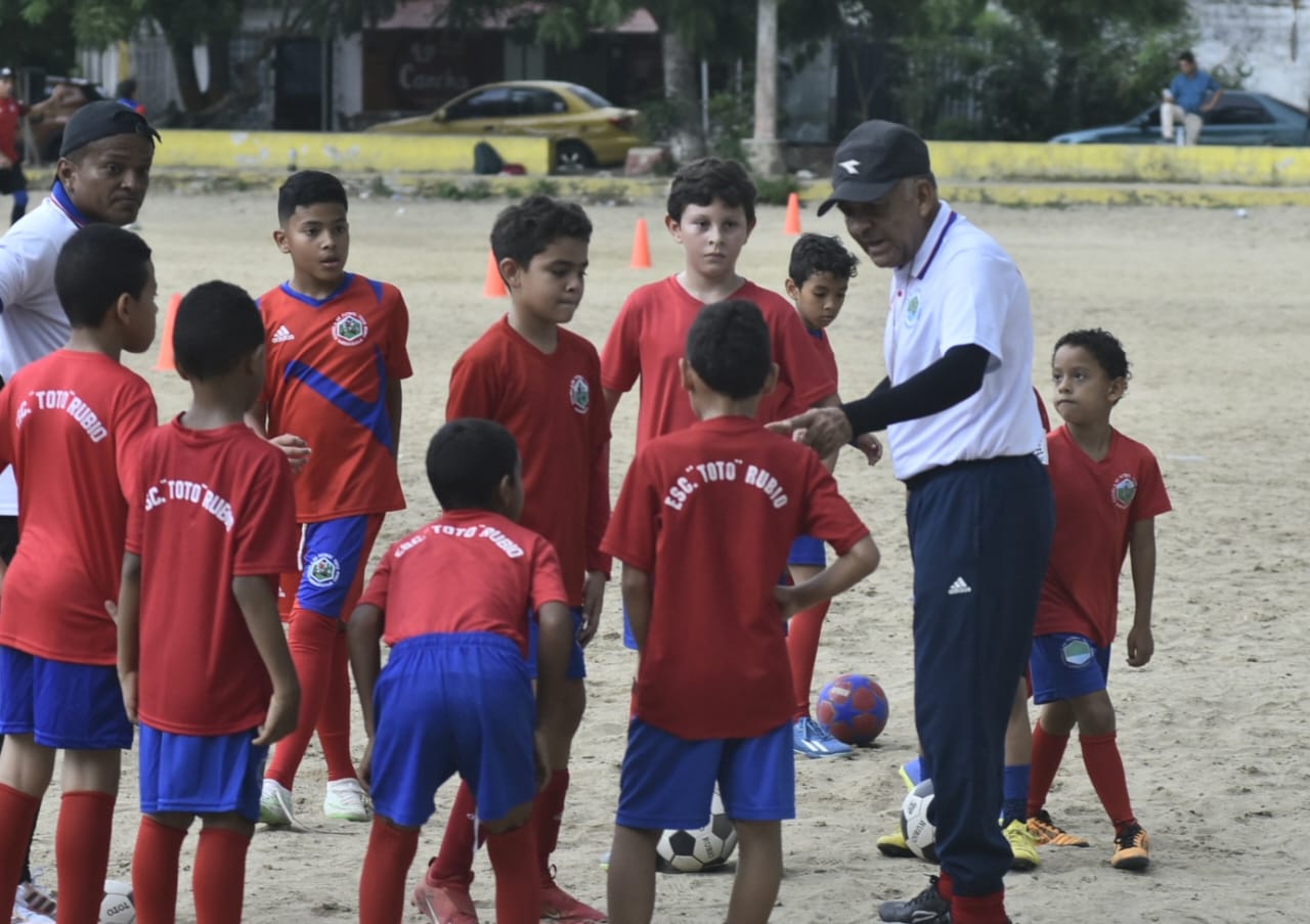 Desde hace más de 30 años, Toto Rubio trabaja con cu escuela en la cancha del barrio Nueva Granada.