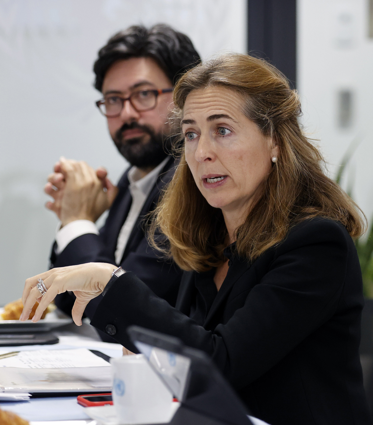 La Representante de PNUD para Colombia, Sara Ferrer Olivella (d), acompañada por el Gerente Área de Justicia y Respuesta a Crisis del PNUD, Jairo Matallana