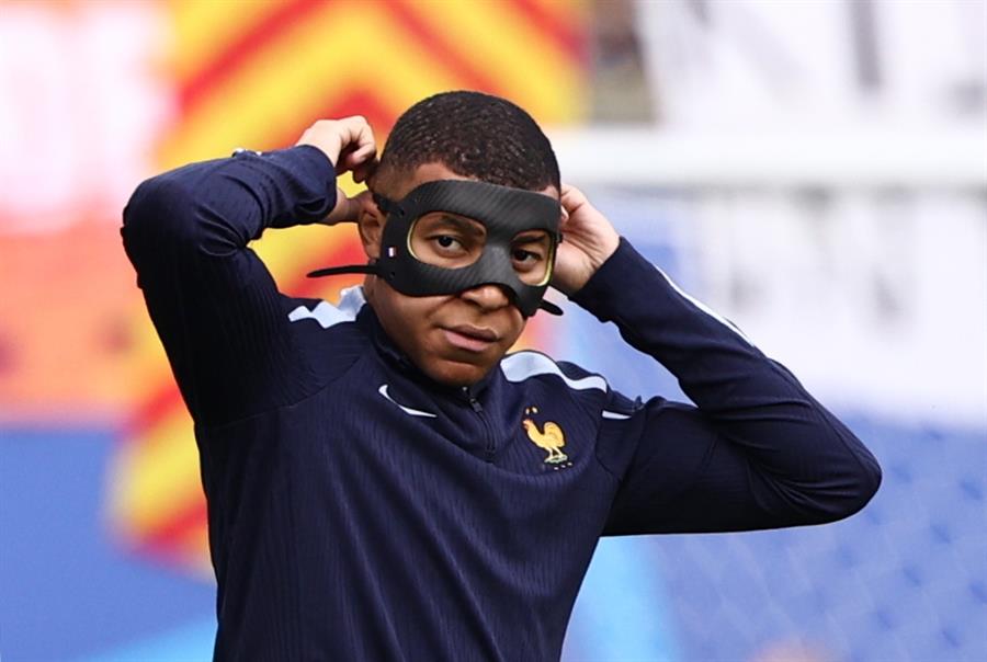 Mbappé practicando con su máscara.