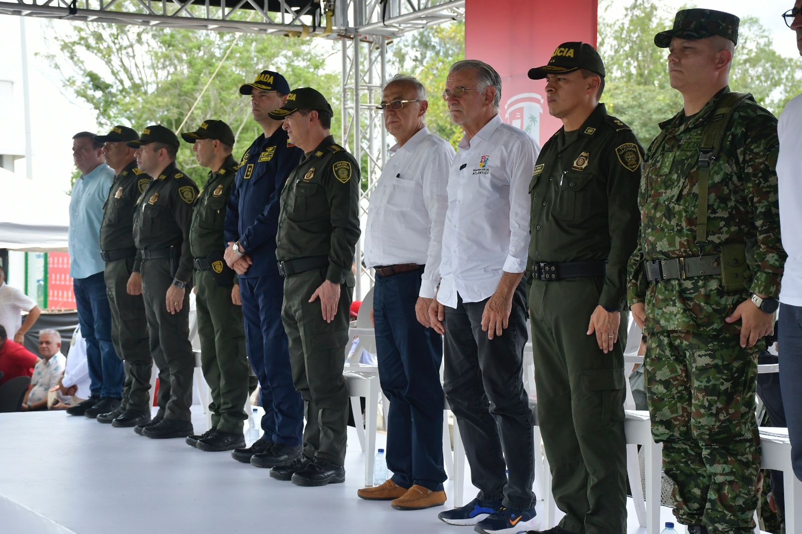 El ministro de Defensa, Iván Velásquez, en la entrega del Comando de Policía en Sabanalarga.