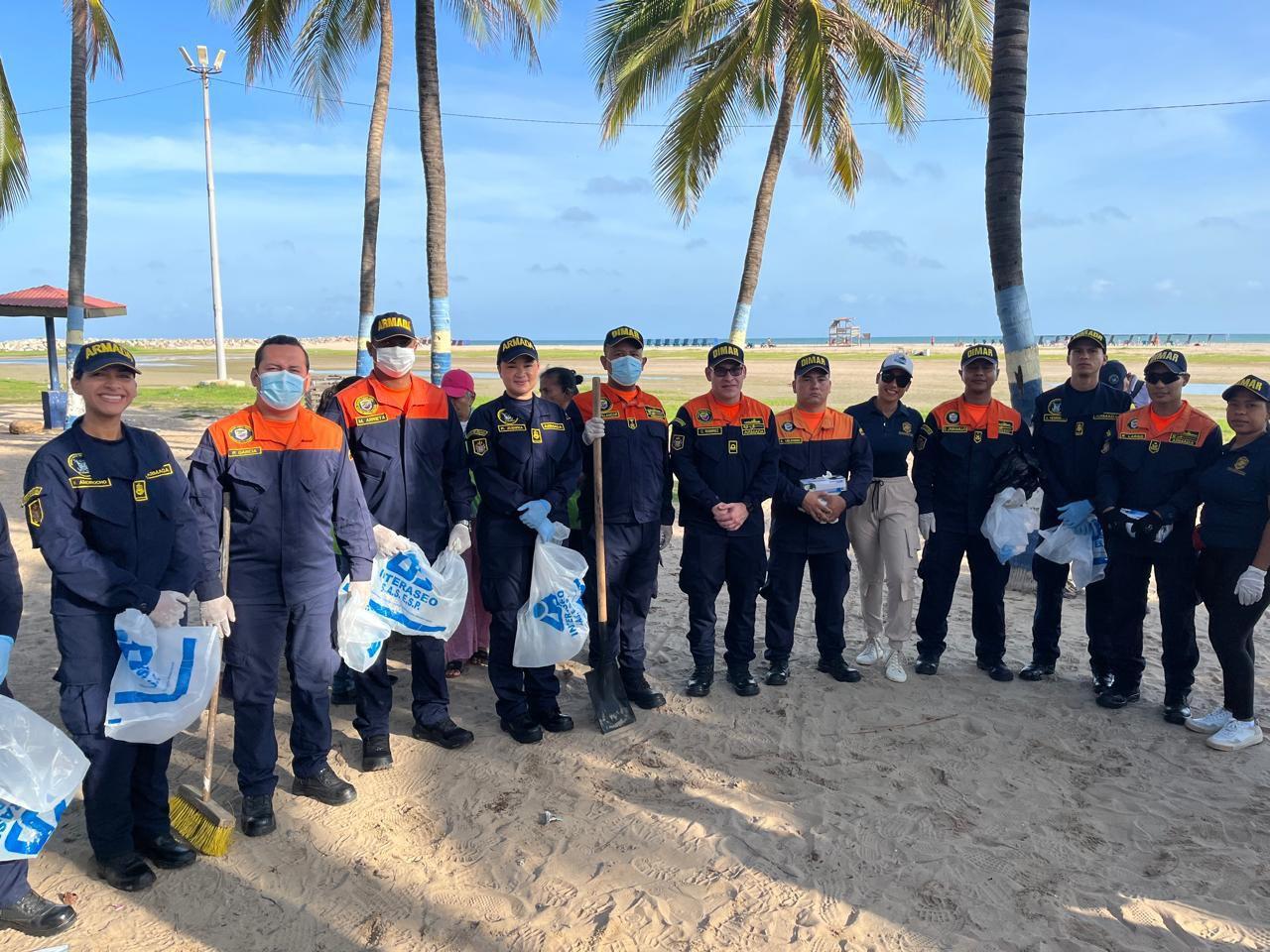 Personal de la Dimar y la comunidad en la recuperación de material reciclable en playas.