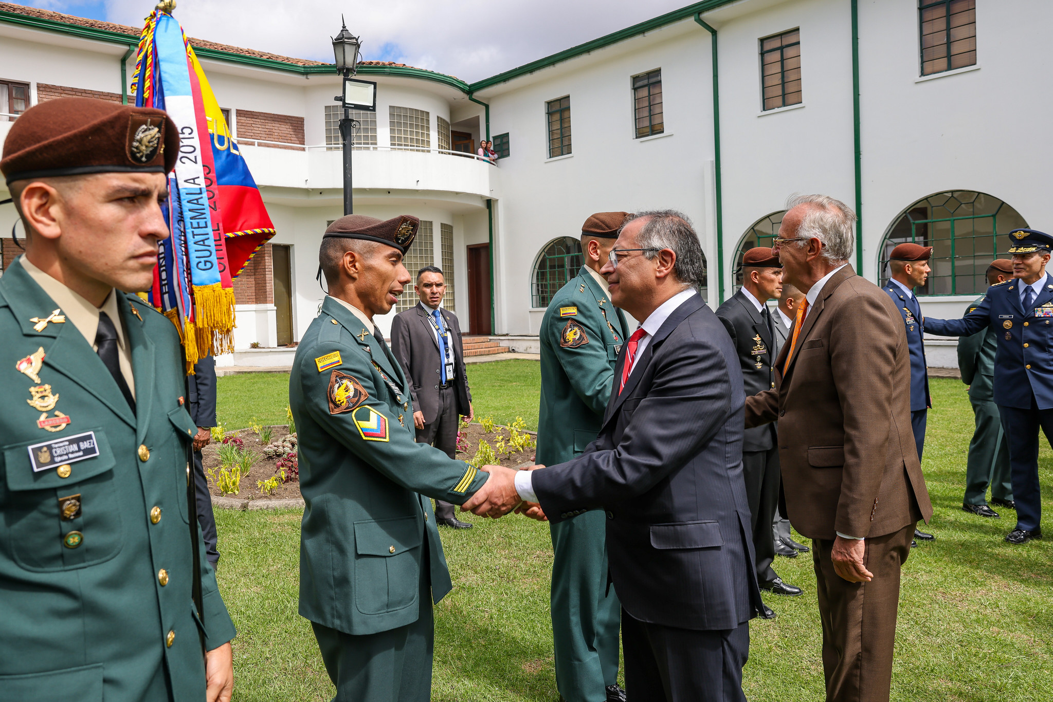 Petro estuvo en la ceremonia de ascensos a subtenientes del Ejército.