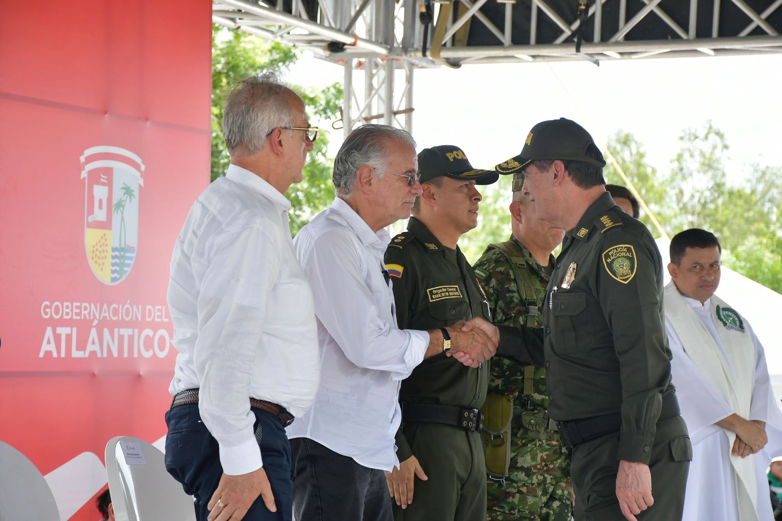 El comandante de Policía, general William René Salamanca, saludando al gobernador Verano.