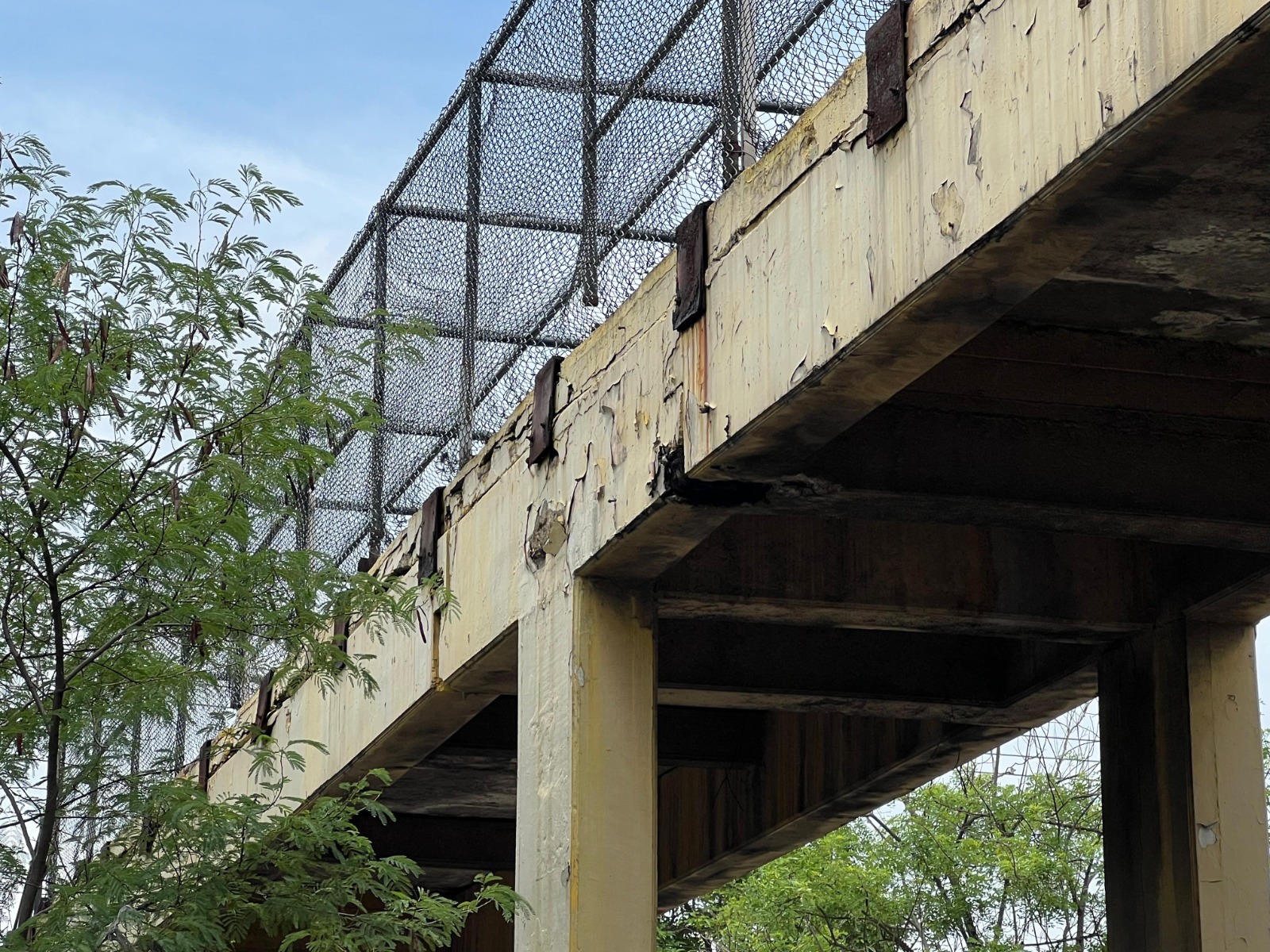 El deterioro del puente del Inem es palpable