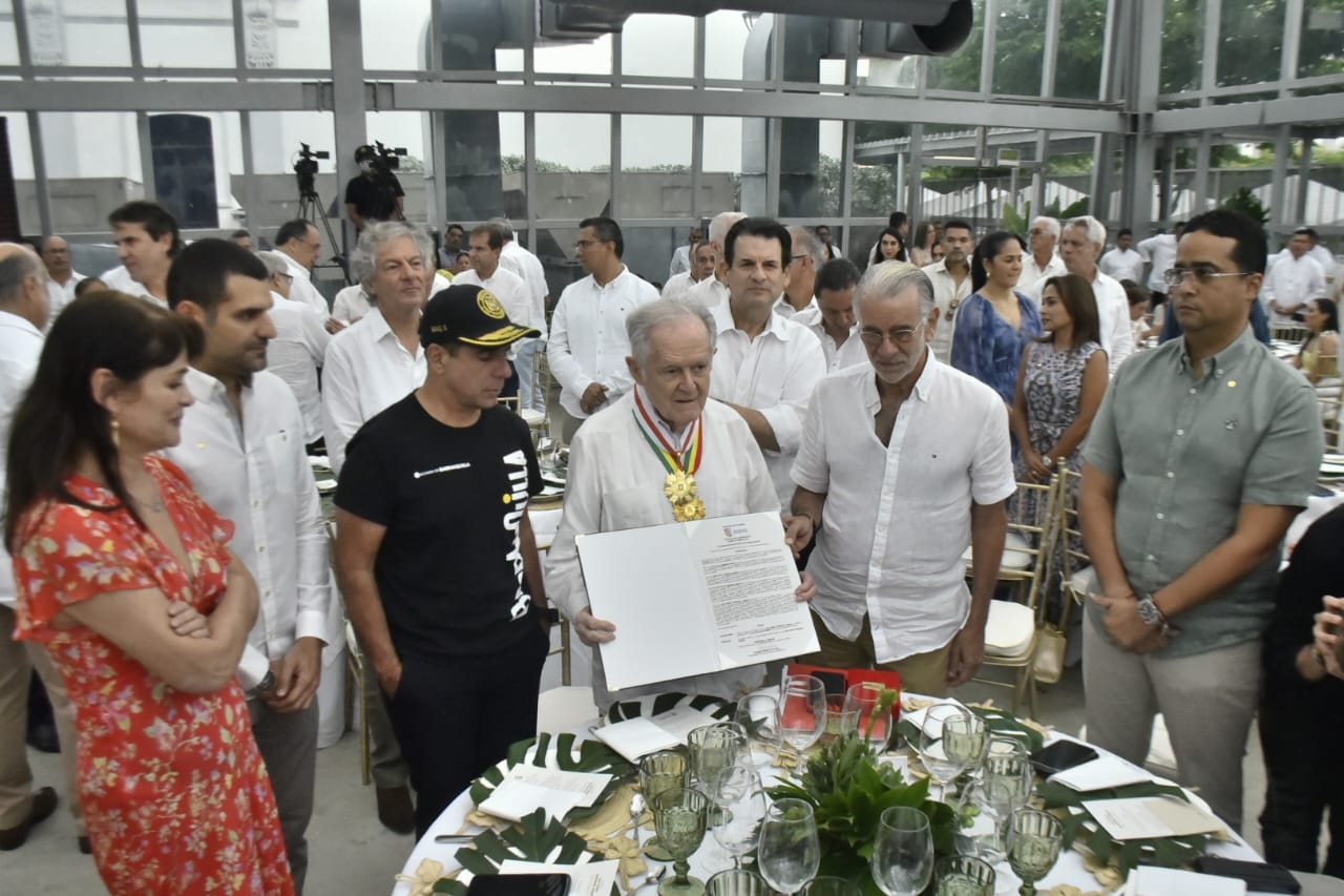 El alcalde Alejandro Char y el gobernador Eduardo Verano en el reconocimiento a Sarmiento Angulo.