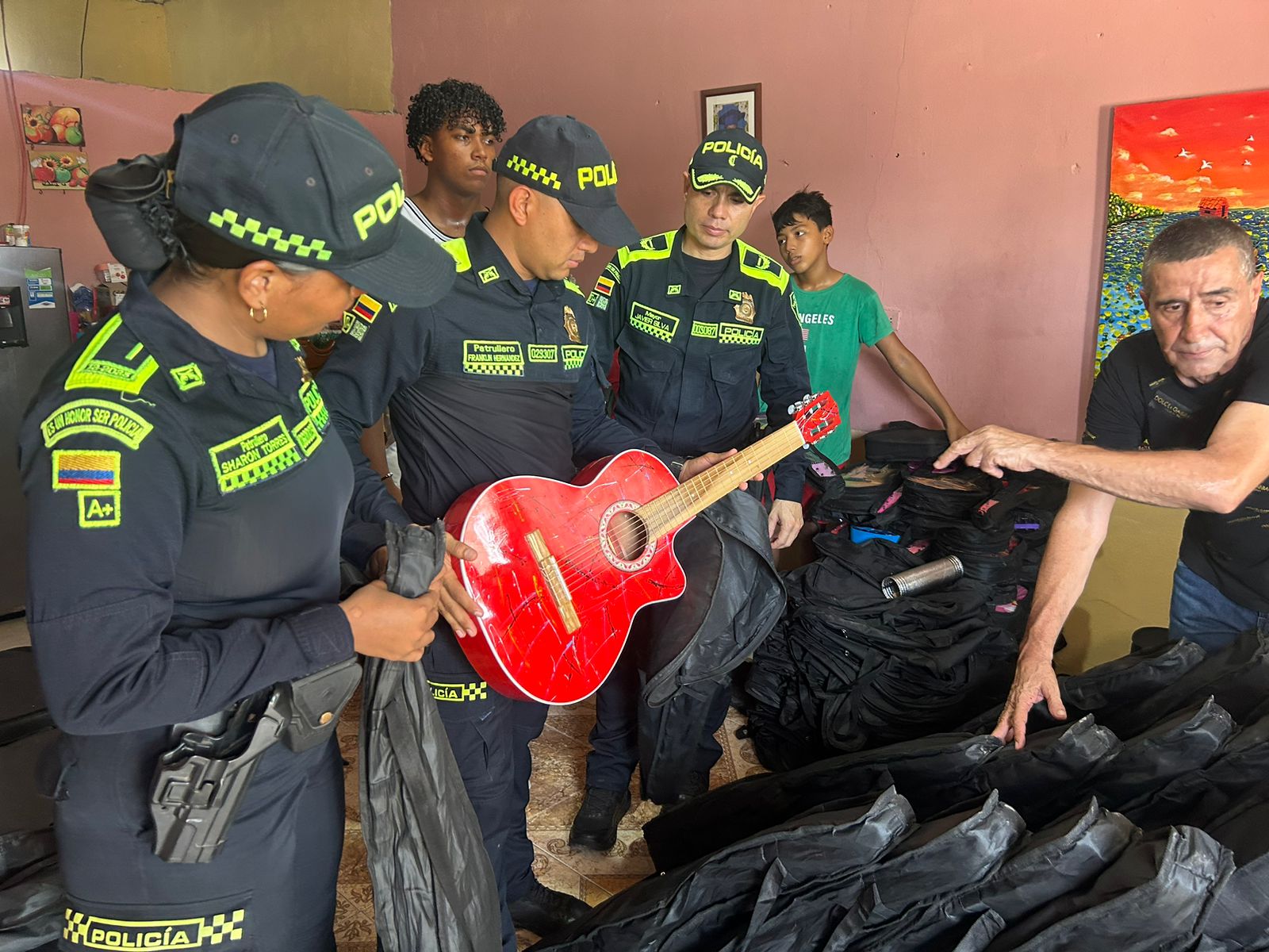 Más de cien guitarras han sido recuperadas.