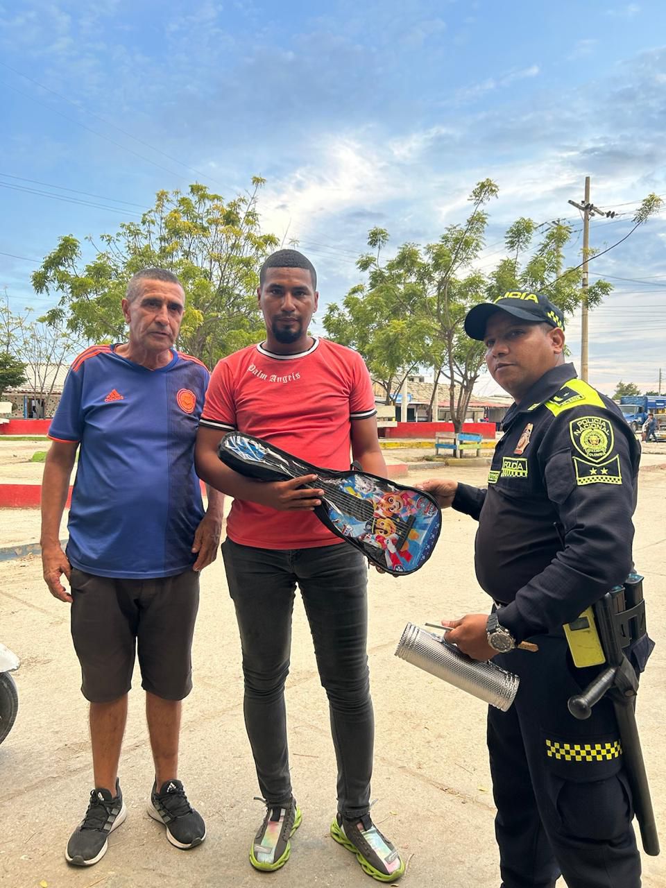 Uno de los ciudadanos devolviendo una guitarra.