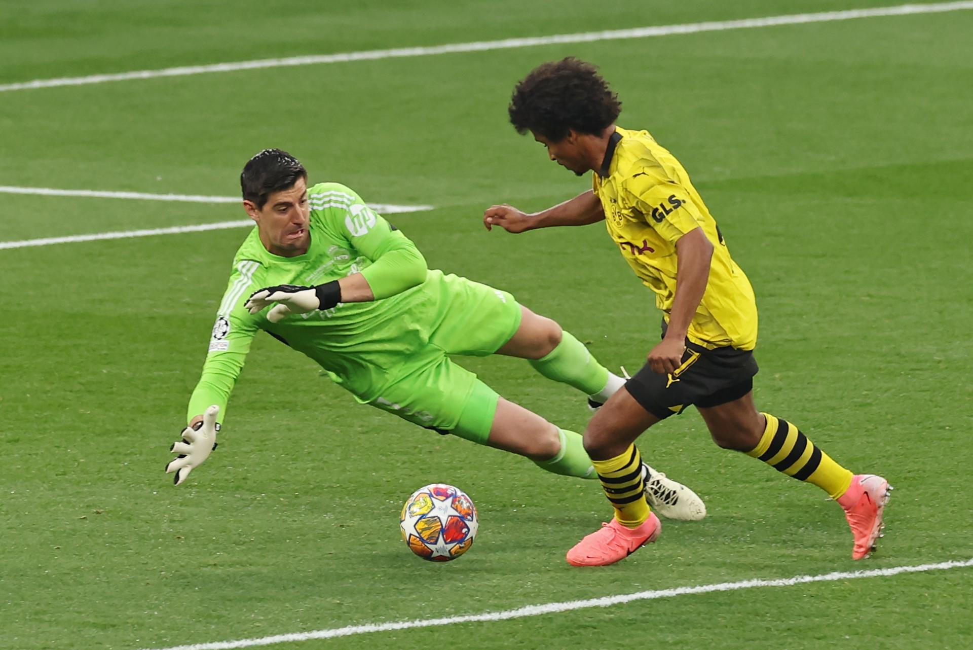 Courtois evitando un gol del Dortmund.