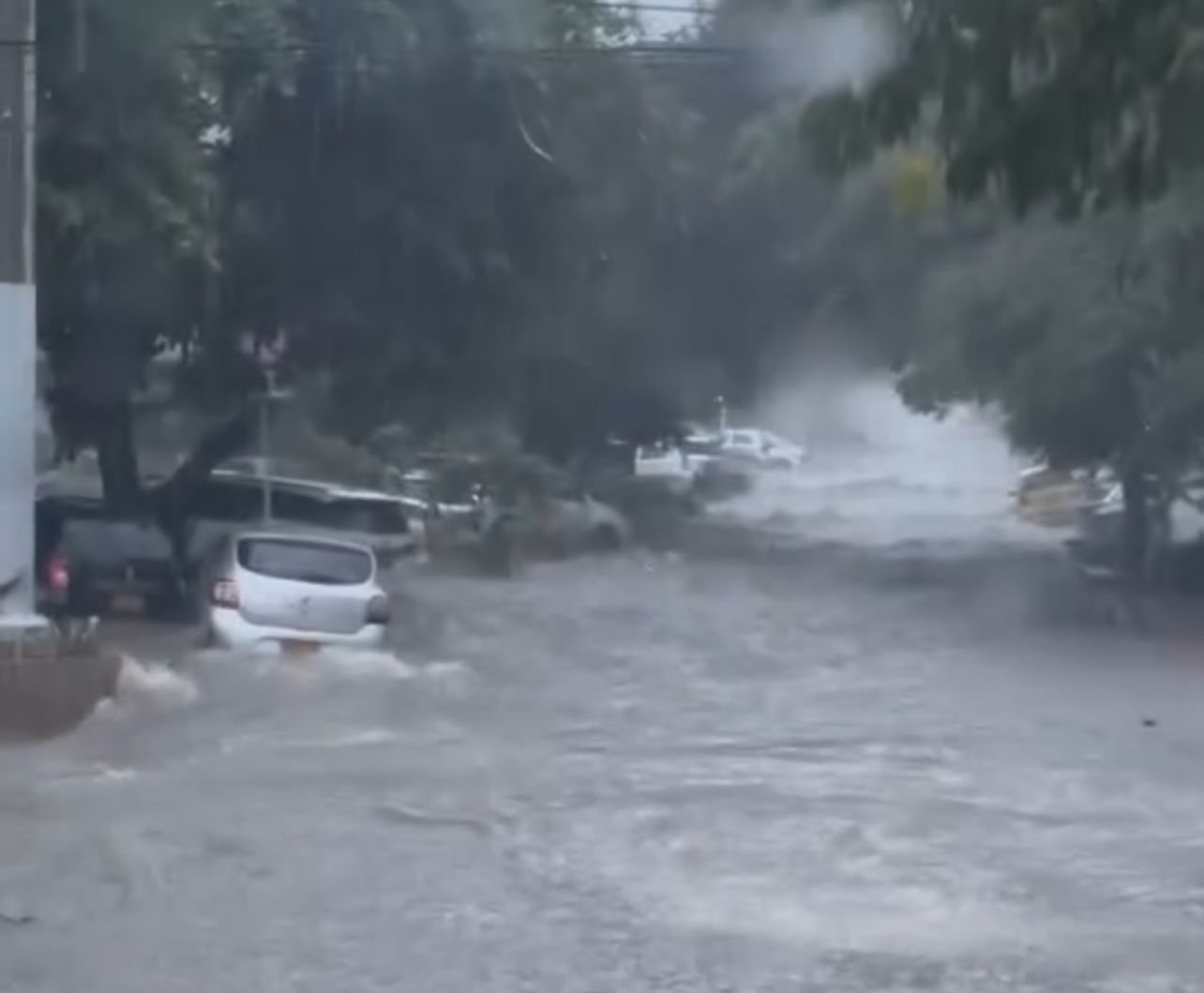 El arroyo de la calle 85 con carrera 50. Será canalizado por el Distrito