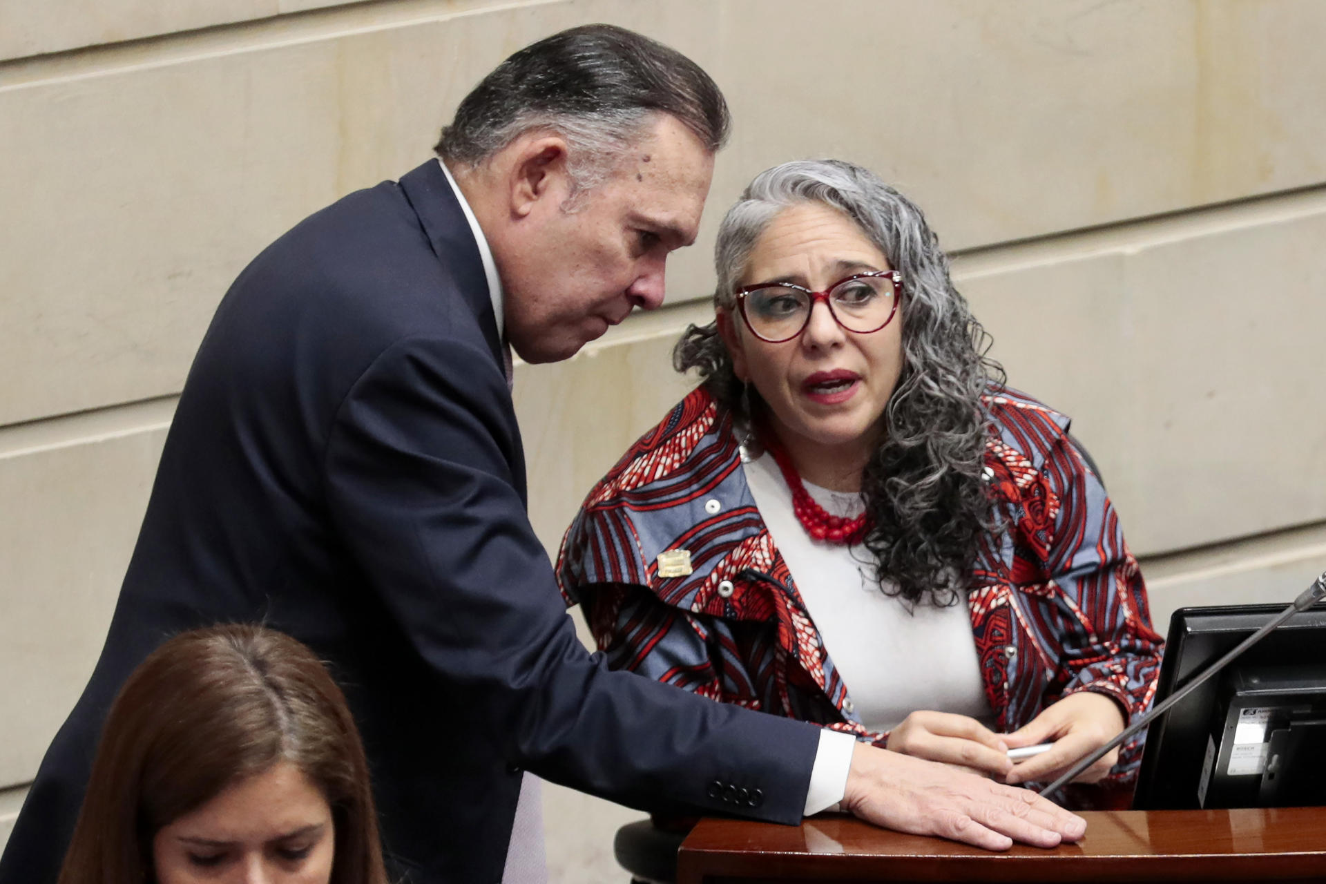 El conservador Efraín Cepeda, que sería el nuevo presidente de Senado, con su colega Maria José Pizarro (Pacto Histórico)