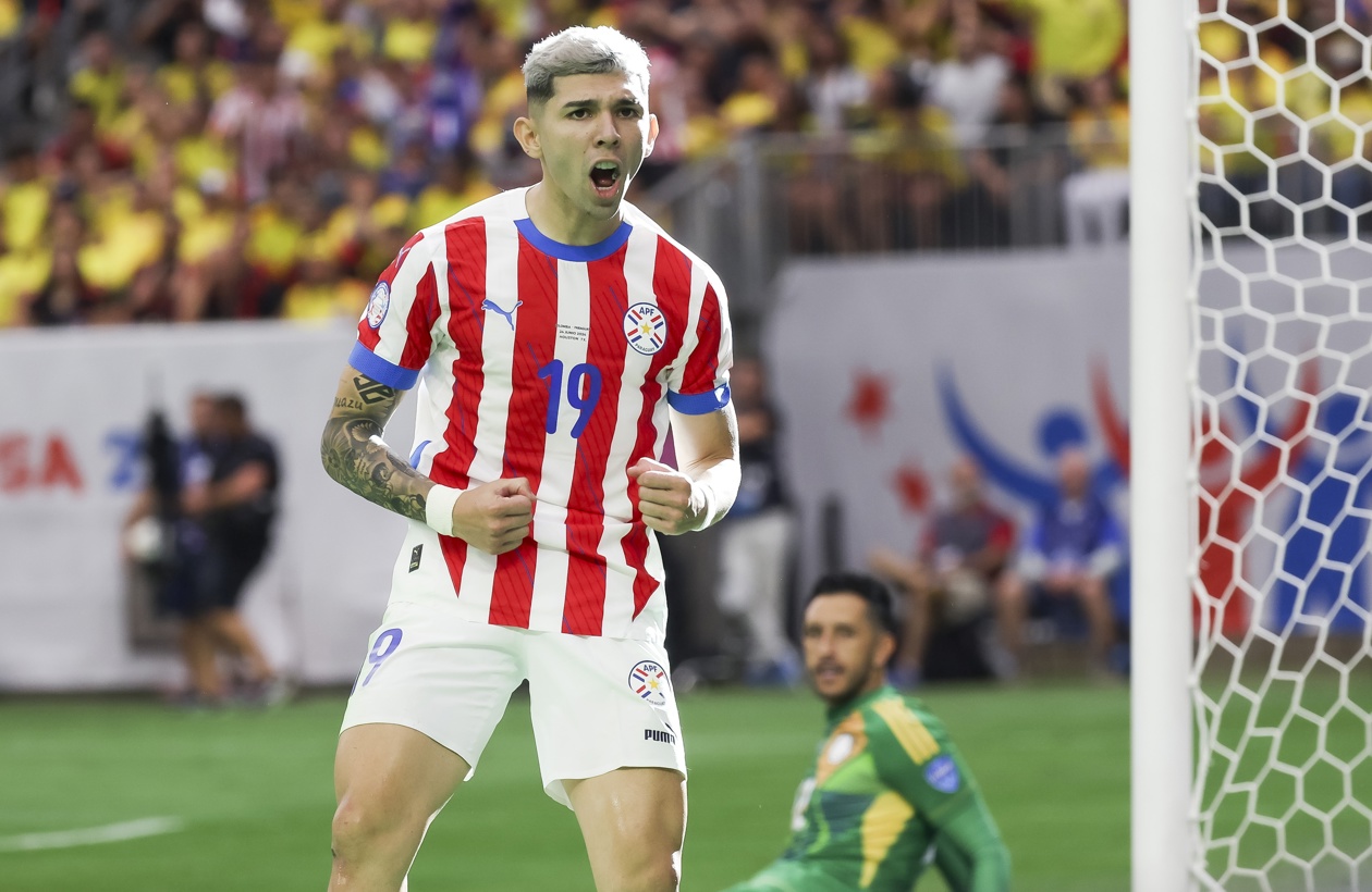 Julio Enciso celebra el gol delmdescuento de Paraguay. 