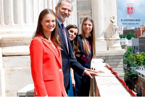 La foto oficial de la familia real española en los diez años del reinado de Felipe VI