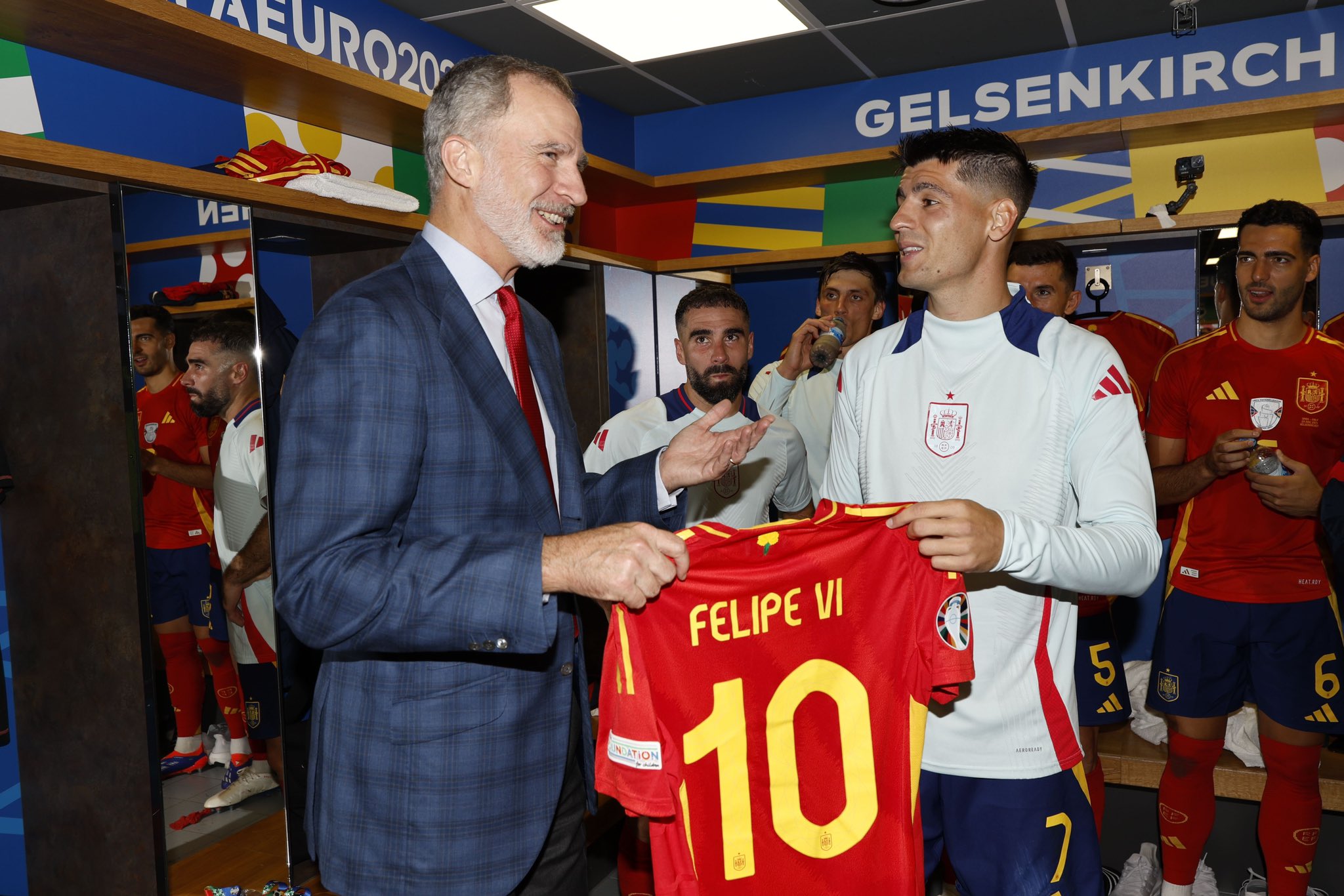 Felipe VI con los jugadores de la Selección de España tras su victoria ante la de Italia en la Copa UEFA