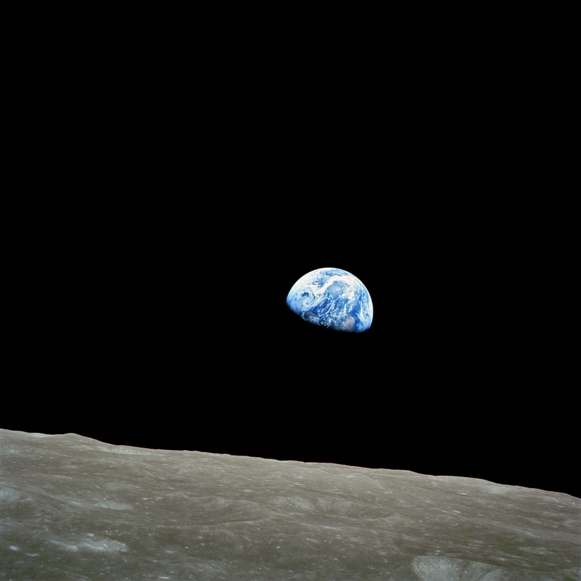 La foto de William Anders que muestra la tierra elevándose sobre el horizonte de la luna.
