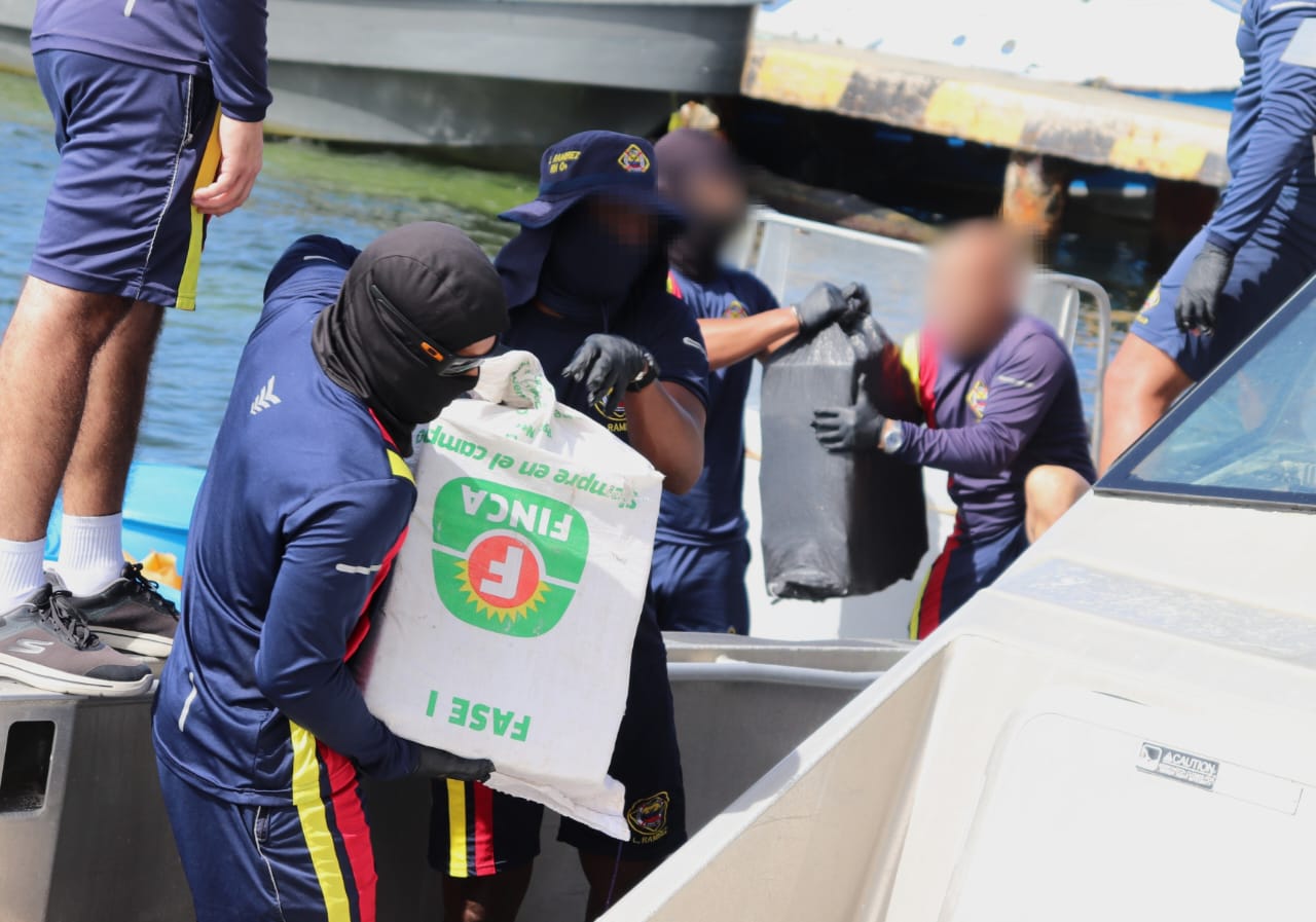 Las 2.3 toneladas de clorhidrato de cocaína incautadas en el Mar Caribe.