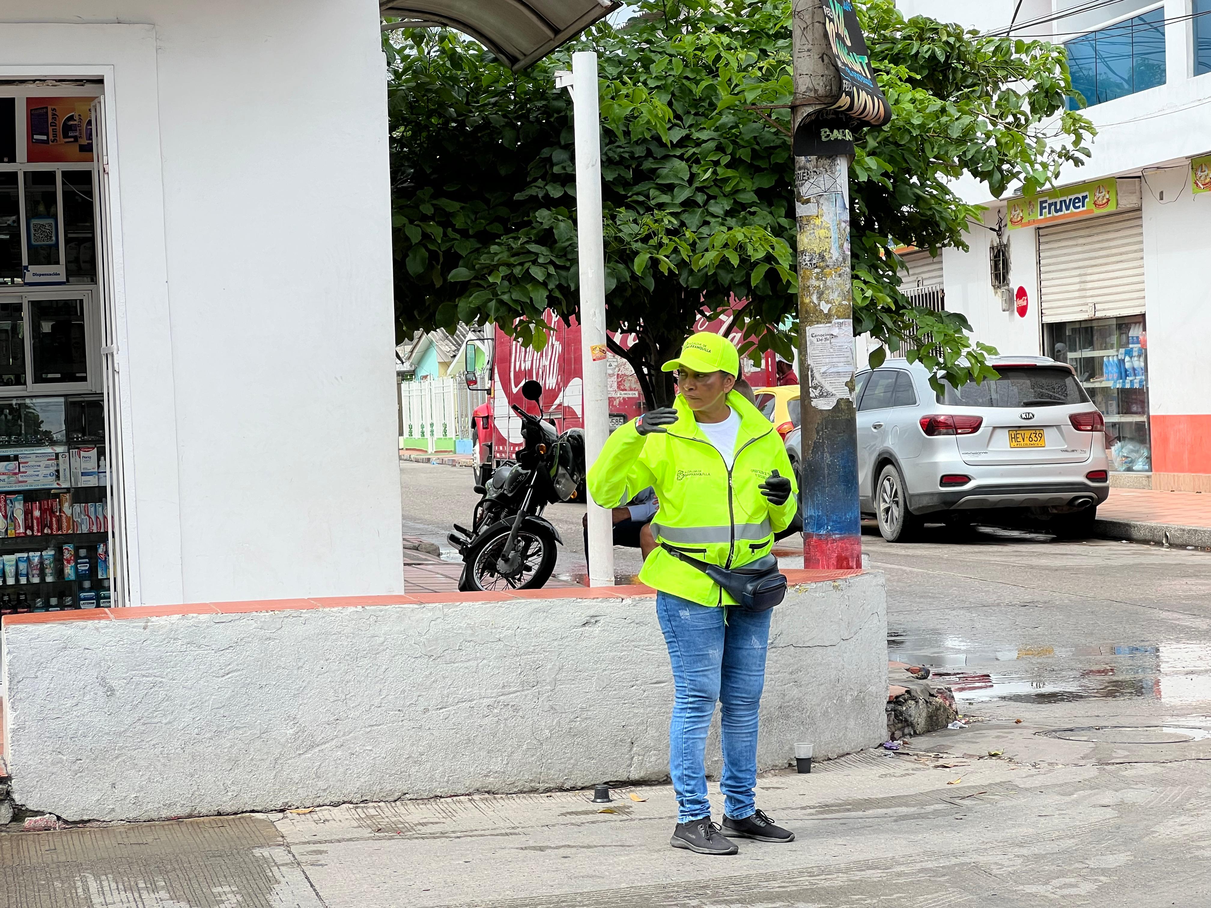 Orientadores en la zona para guiar hacia las vías alternas.