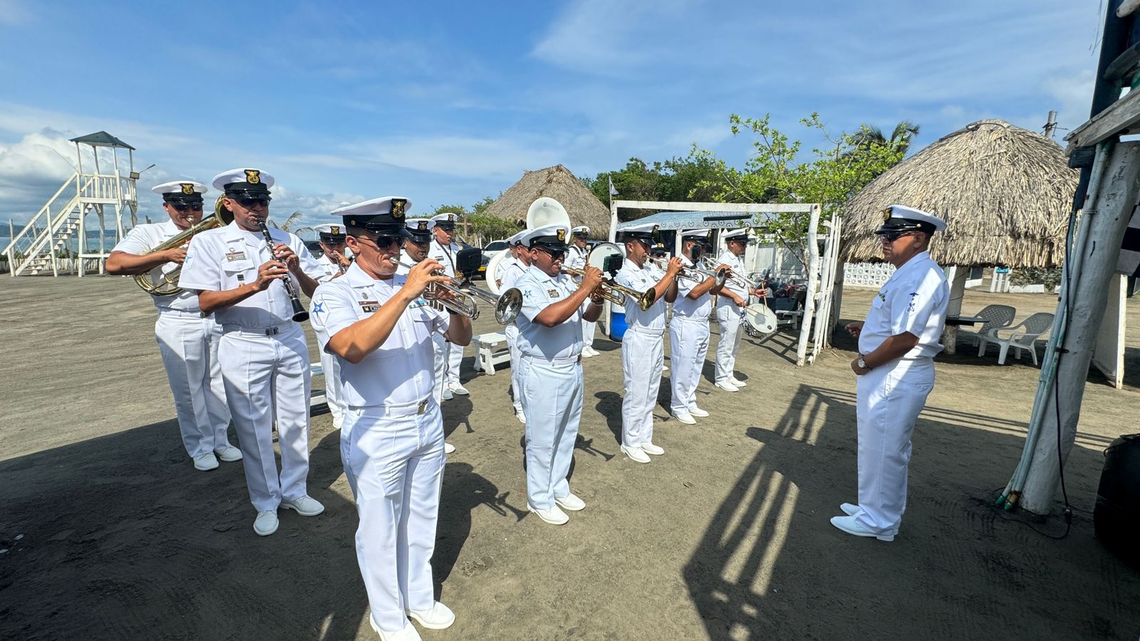 La música estuvo a cargo de la banda de la Escuela Naval ARC Barranquilla