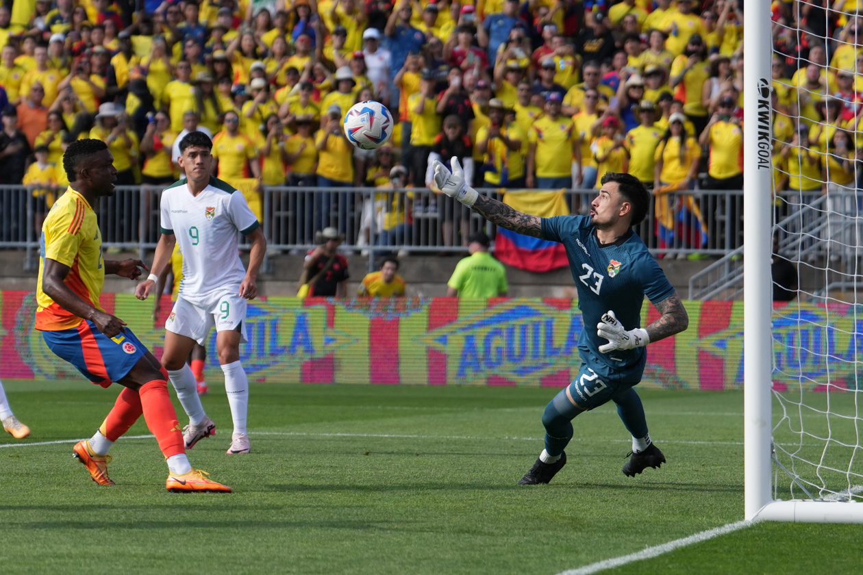 El portero boliviano Guillermo Viscarra salvó esta jugada de gol de Colombia.