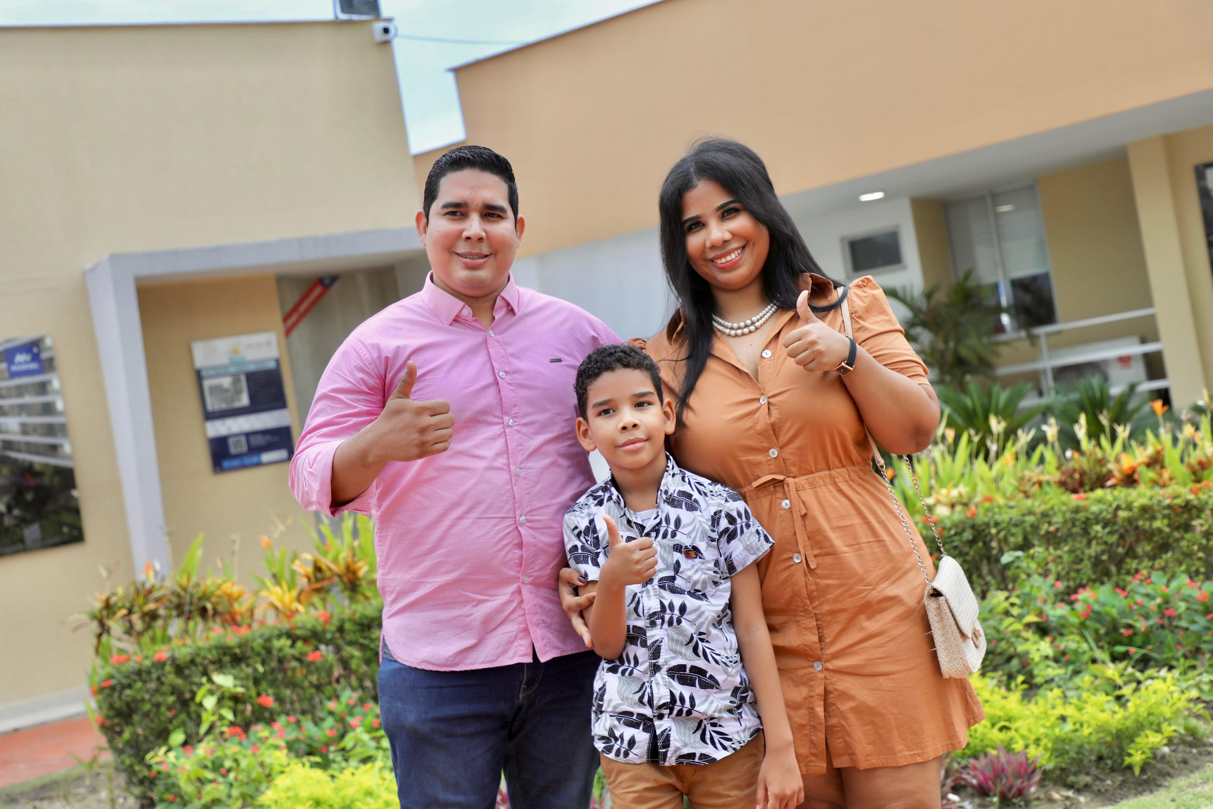 La familia Madarriaga, feliz en su nuevo hogar propio en 'Puerta Dorada'