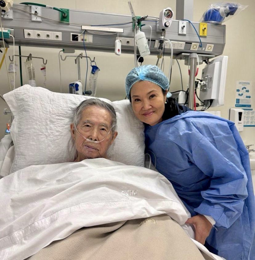 Alberto Fujimori y su hija Keiko, el pasado 6 de julio después de una intervención quirúrgico después del expresidente.