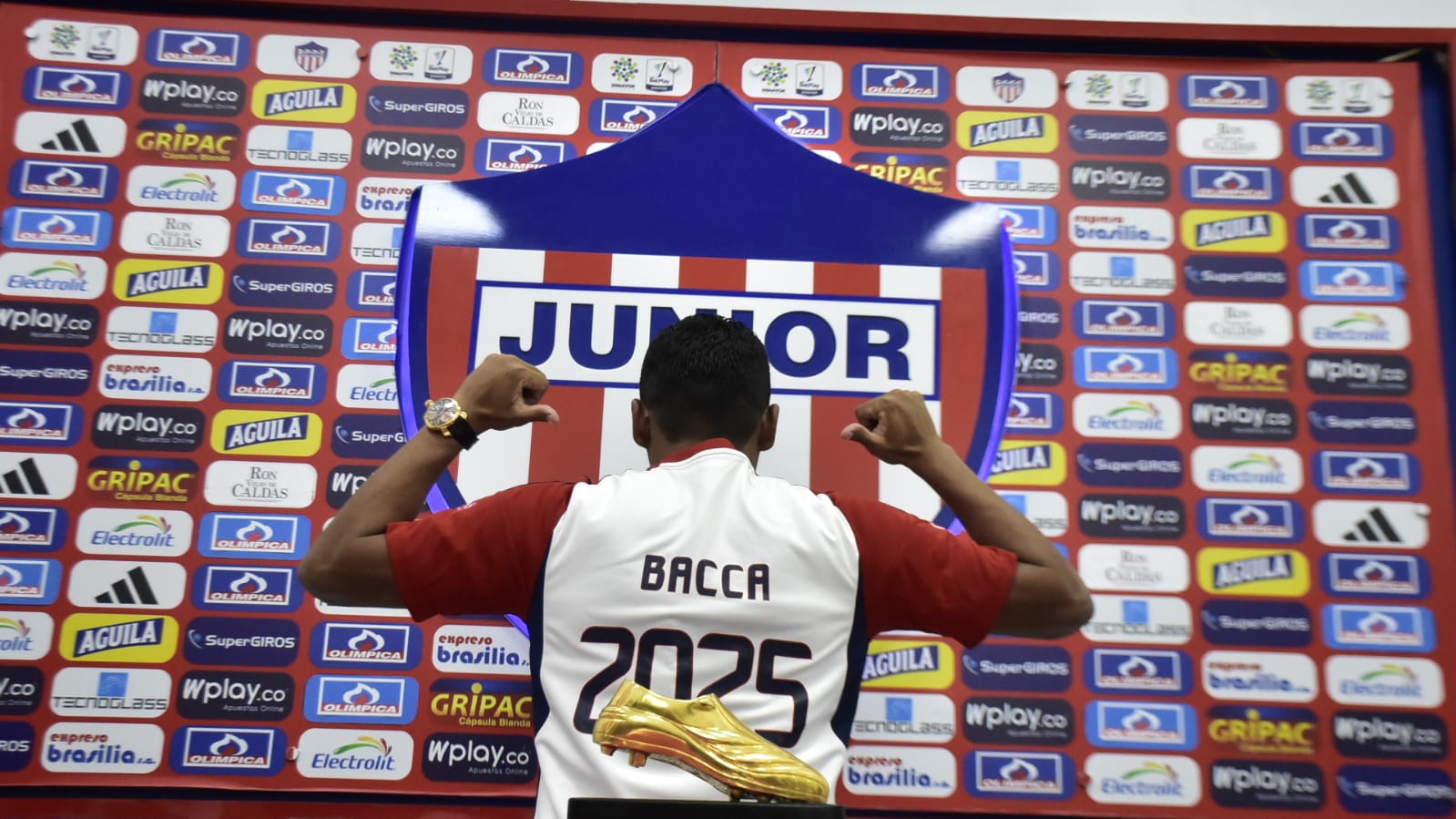 Carlos Bacca renovó contrato hasta el 2025. 