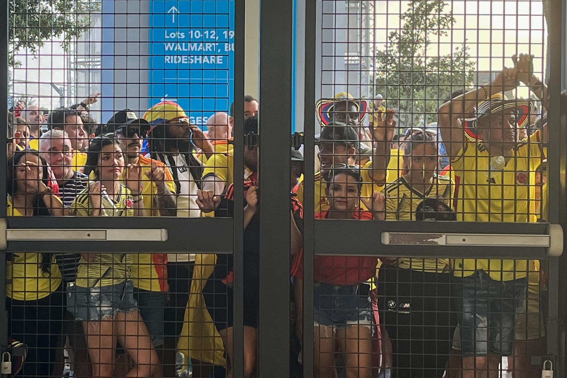 Personas atrapadas en la puerta del estadio.