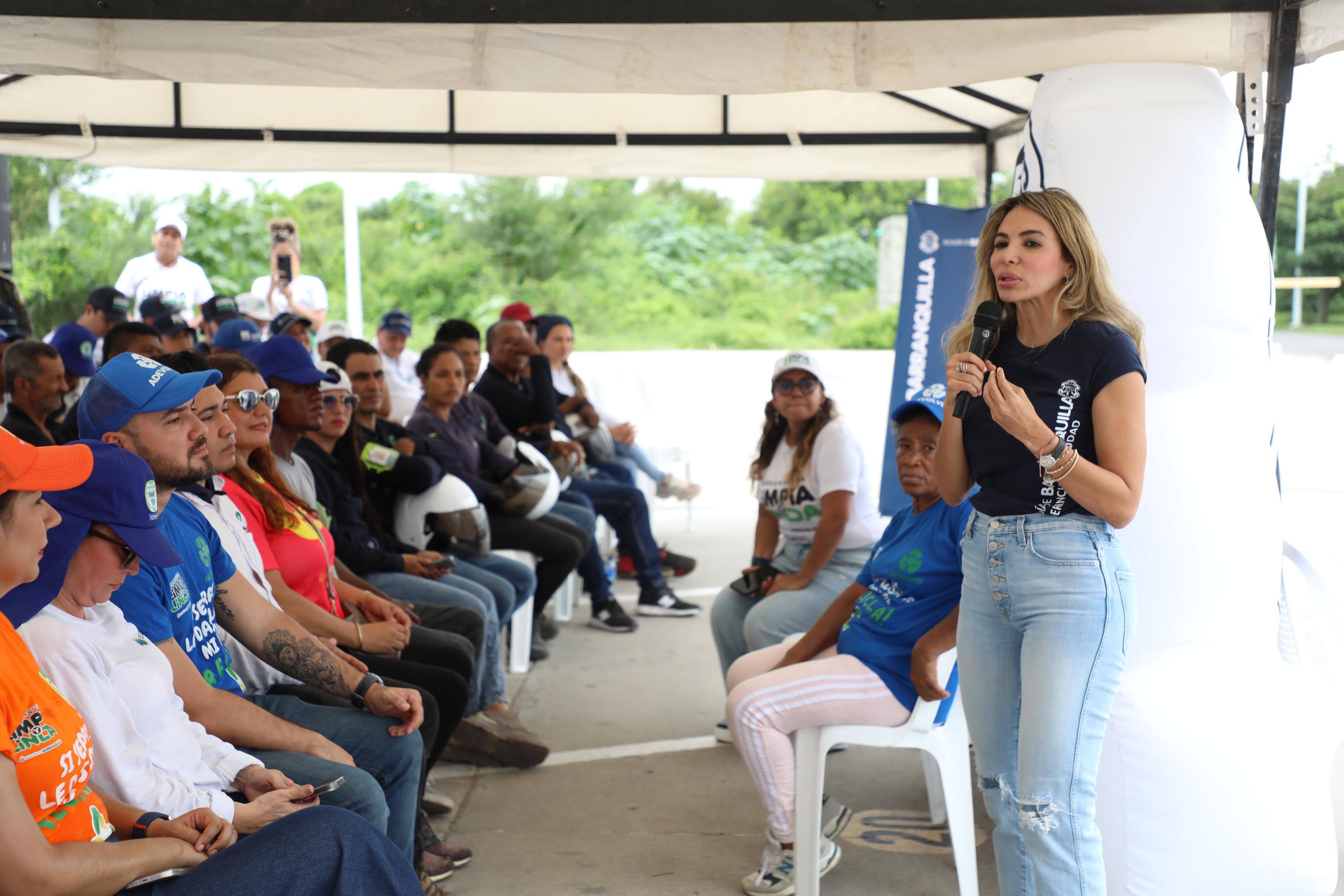 Ana María Aljure, Gerente de Ciudad, explicando las bondades del proyecto..