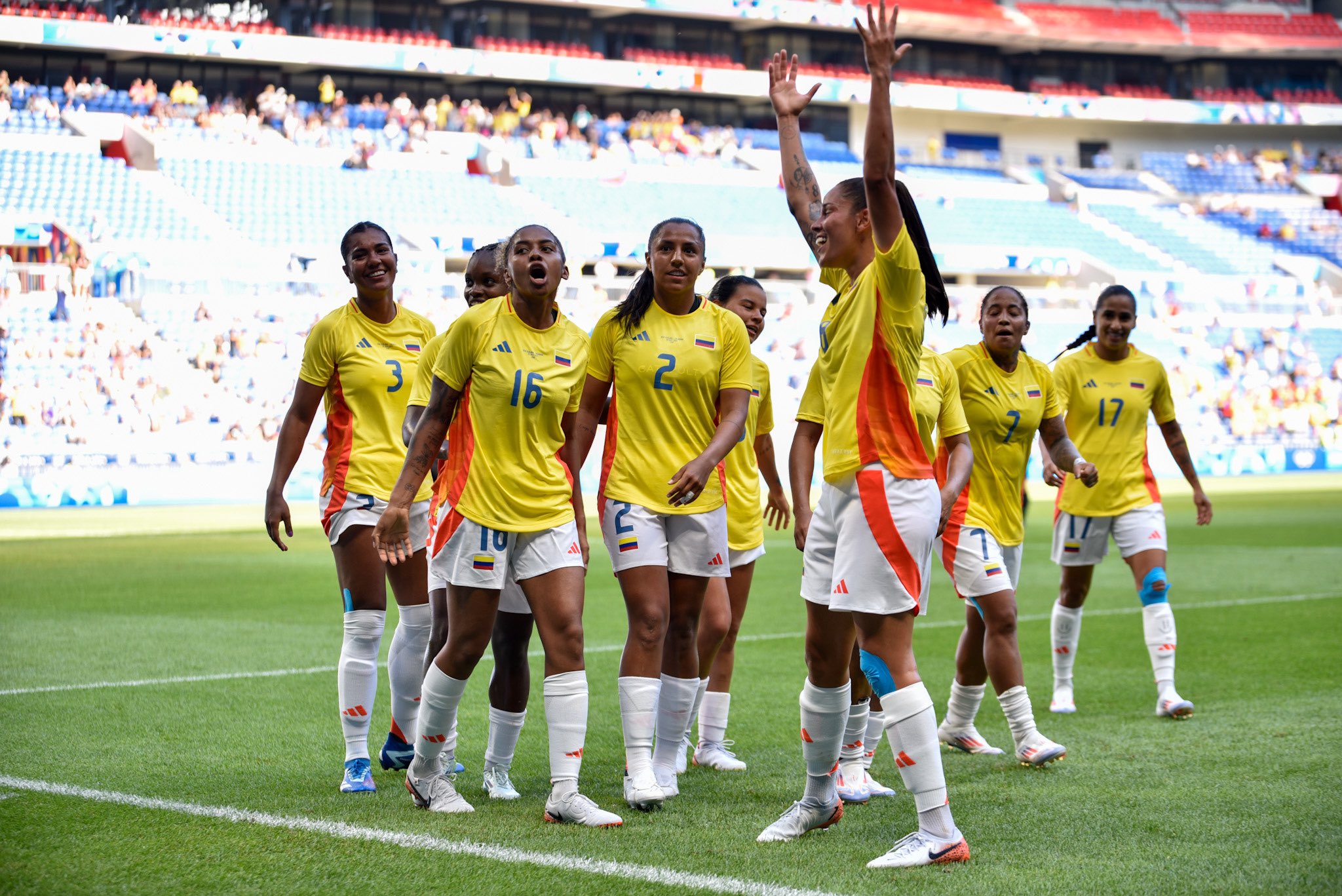 Jugadoras de Colombia celebrando uno de los goles.