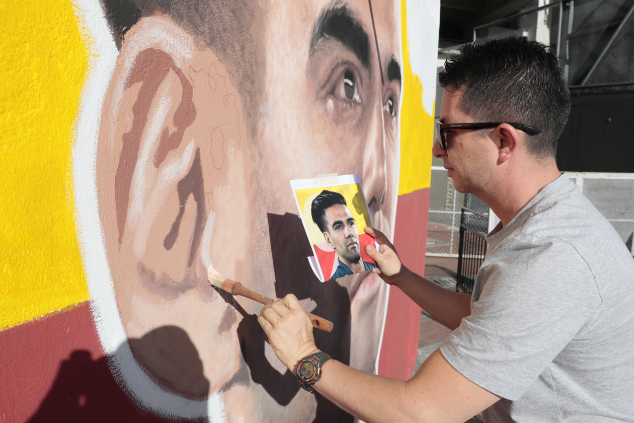 El artista bogotano le da los últimos retoques al mural del 'Tigre'.